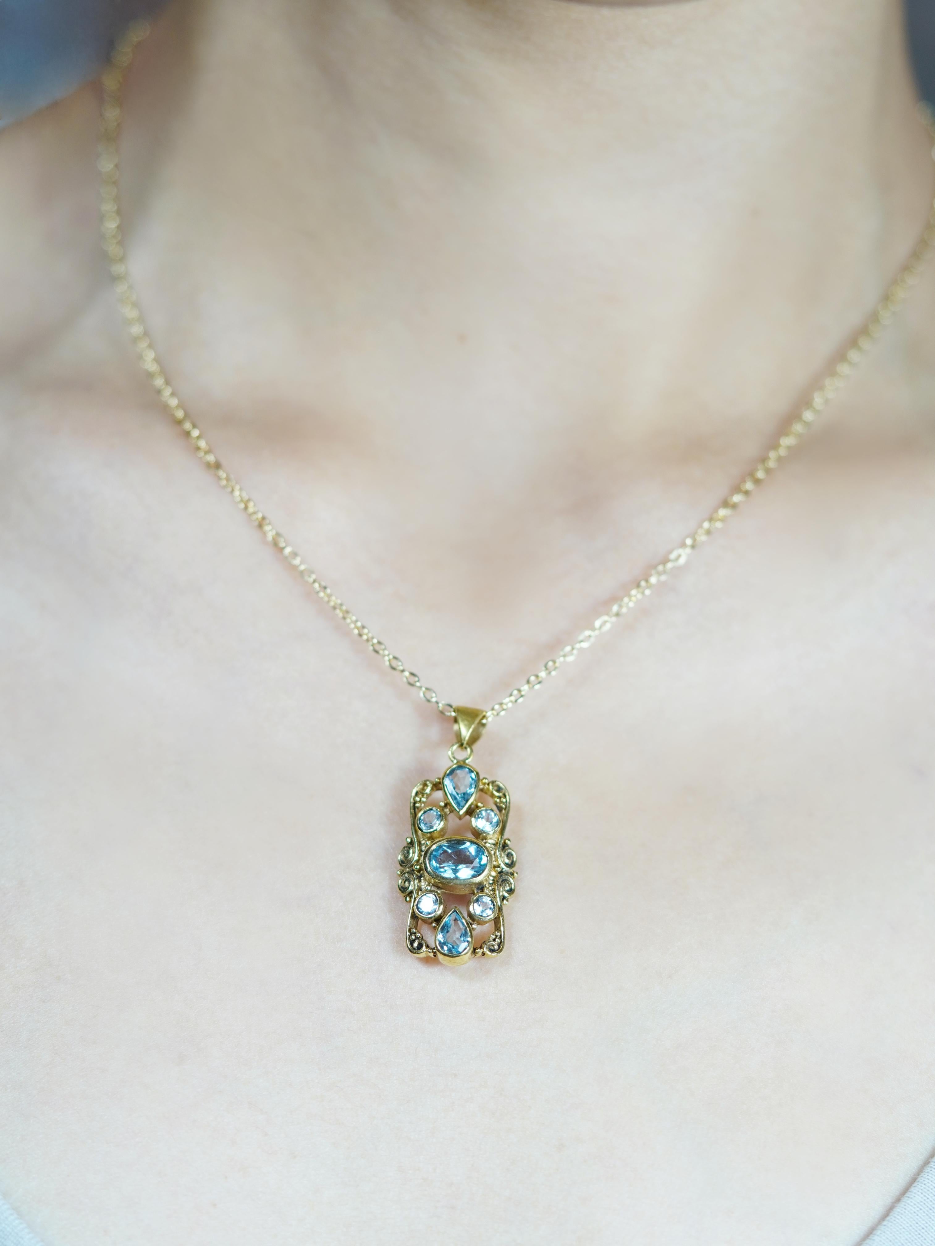 Pendentif de style victorien en or jaune 9K avec topaze bleue en vente 1