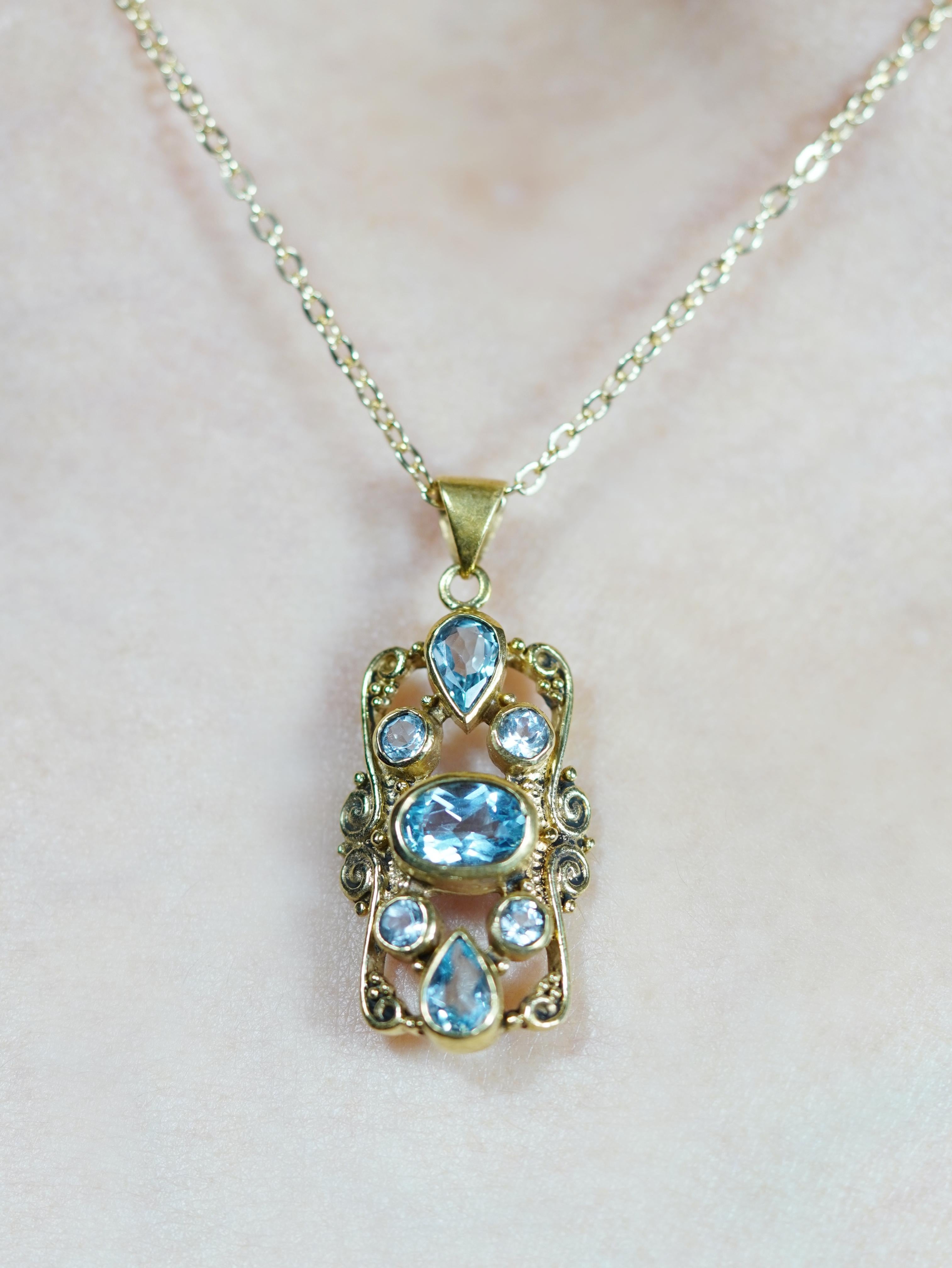 Pendentif de style victorien en or jaune 9K avec topaze bleue en vente 2