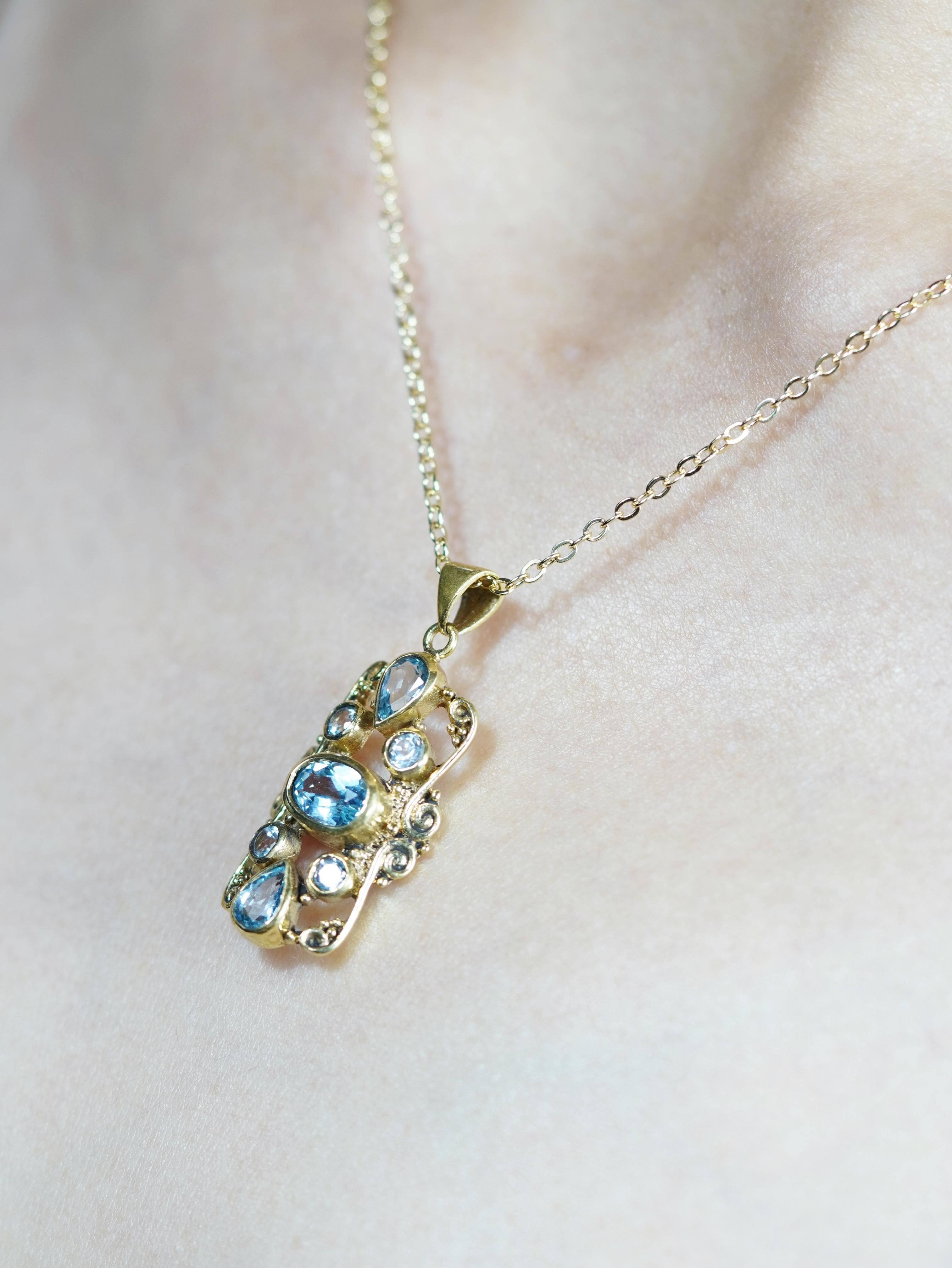 Pendentif de style victorien en or jaune 9K avec topaze bleue en vente 3