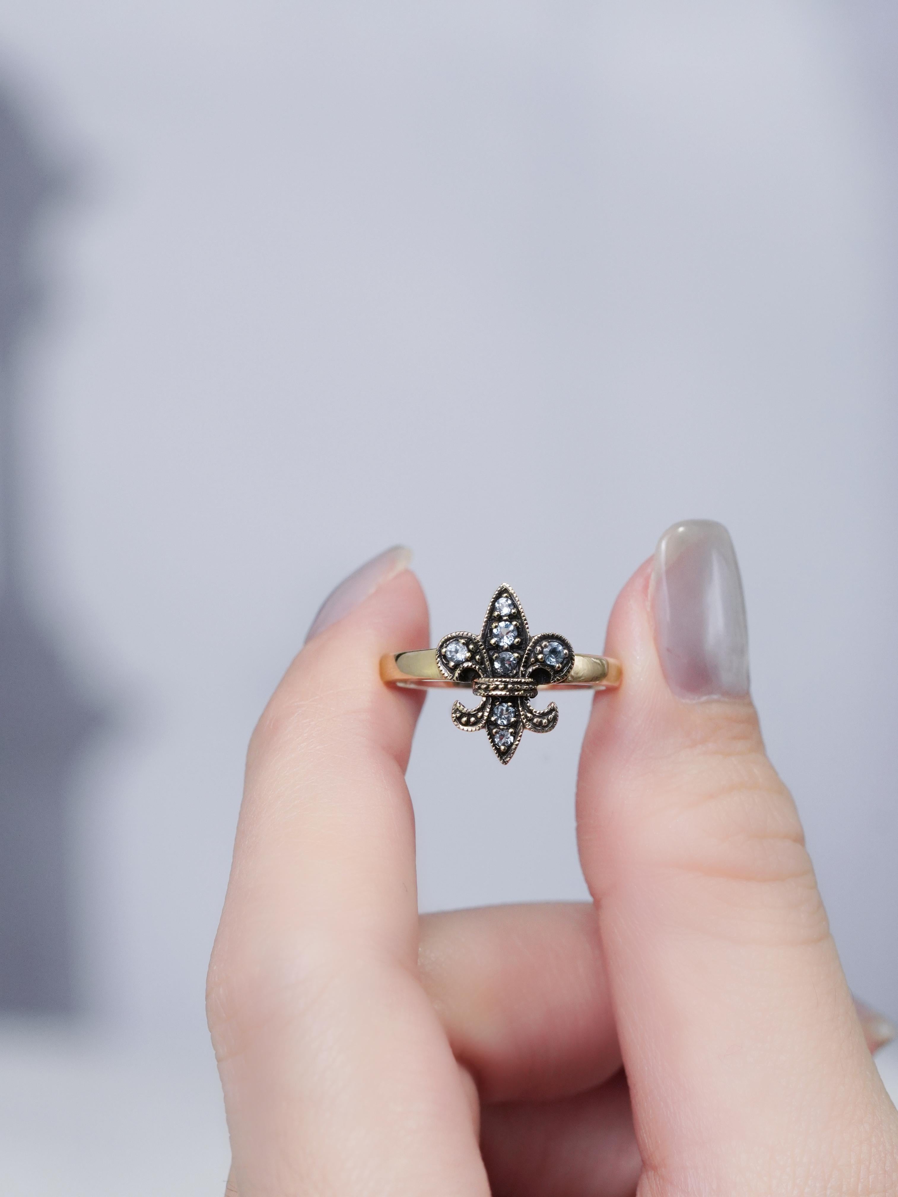 9K Yellow Gold Blue Topaz Vintage Style Fleur De Lis Ring For Sale 4