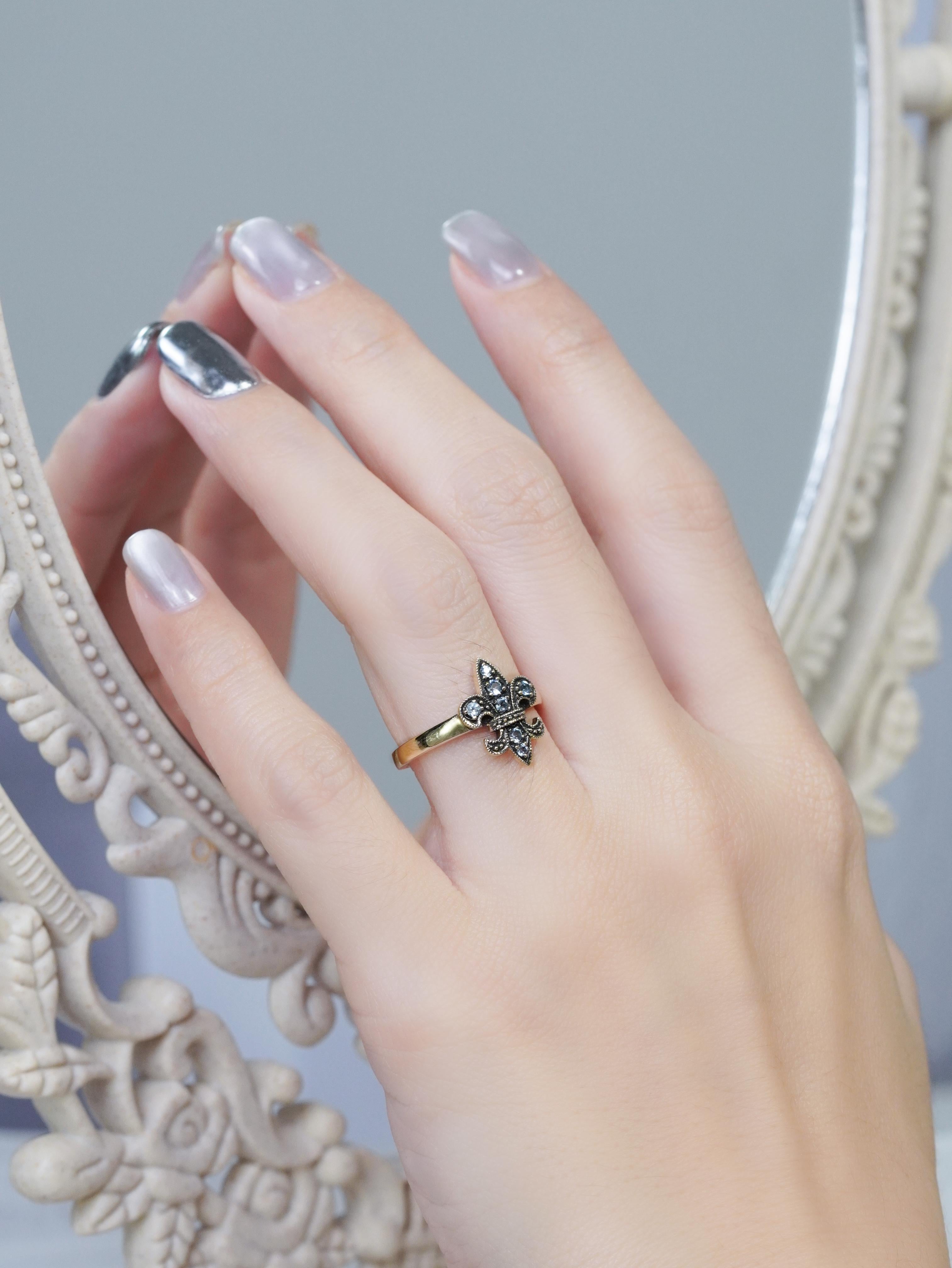 9K Yellow Gold Blue Topaz Vintage Style Fleur De Lis Ring For Sale 6