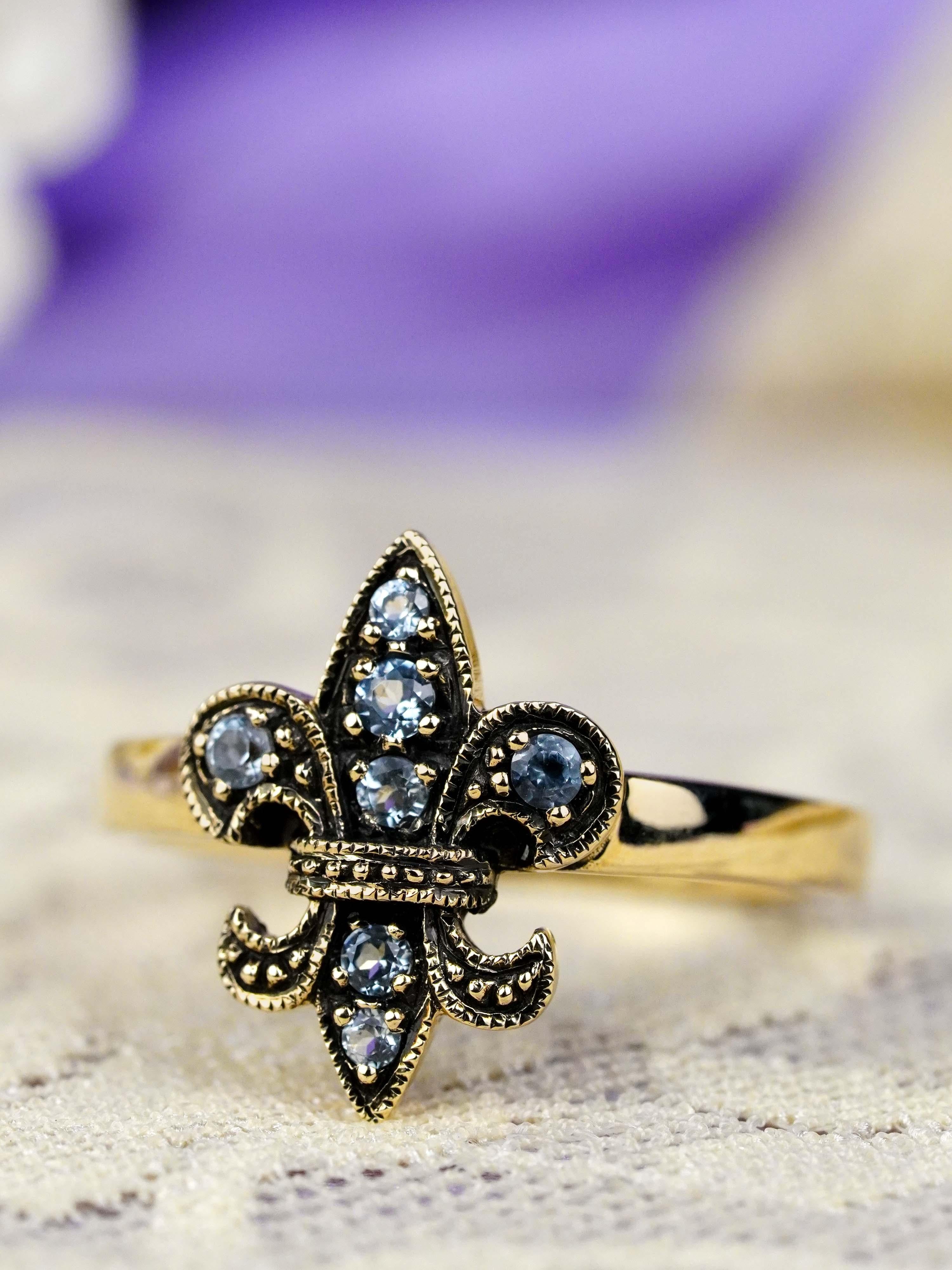 9K Yellow Gold Blue Topaz Vintage Style Fleur De Lis Ring For Sale 2