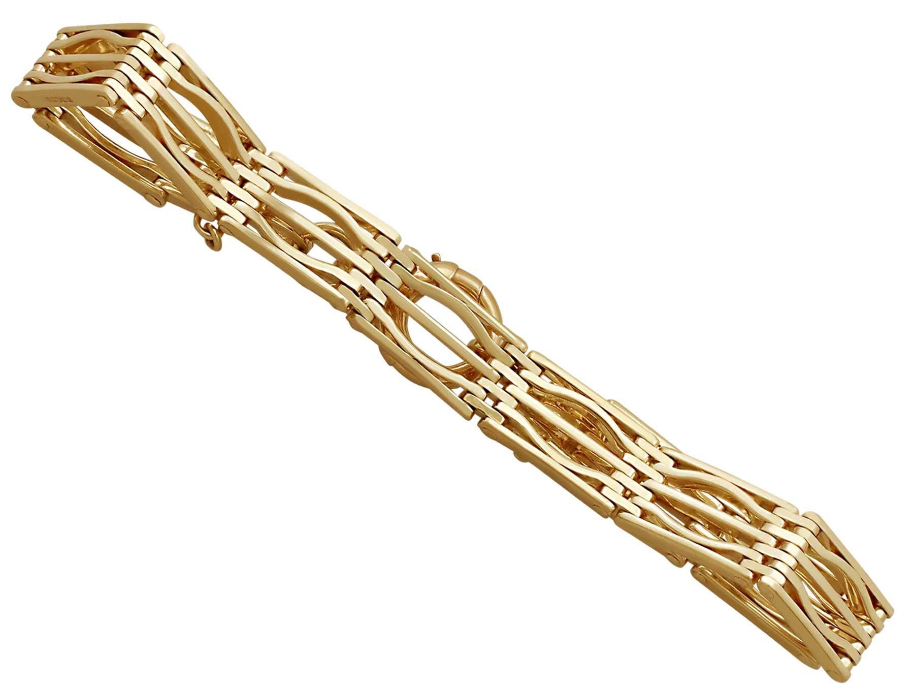 An exceptional, fine and impressive vintage 9 karat yellow gold gate link bracelet; part of our antique jewelry and estate jewelry collections.

This exceptional, fine and impressive vintage gate bracelet has been crafted in 9k yellow gold.

The ten
