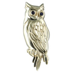 9k yellow gold brooch in the shape of an owl set with sapphire