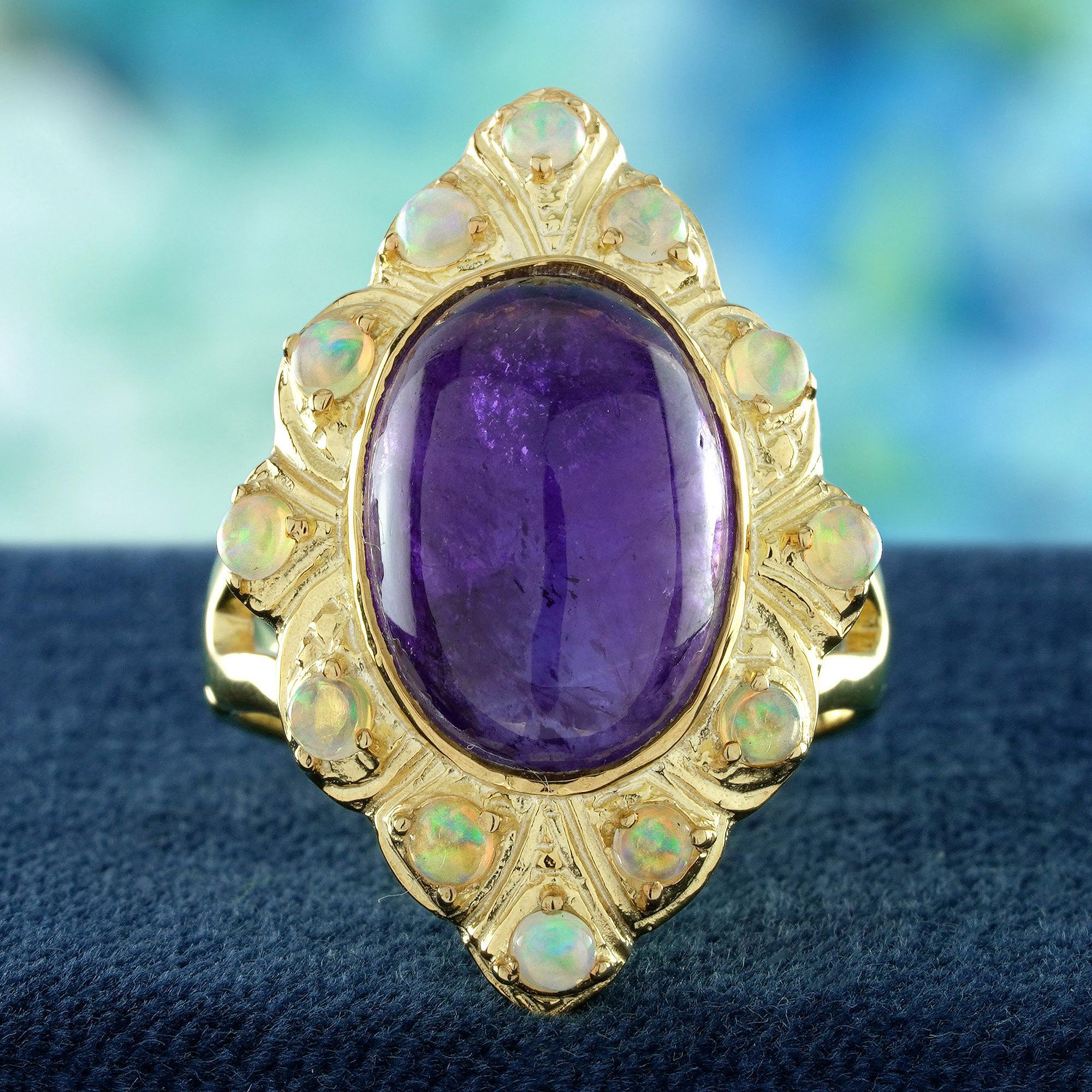Une améthyste brillante taillée en cabochon au centre, sertie dans un chaton lisse pour une touche raffinée et vintage. Autour de la riche pierre violette, un halo d'opale ajoute un éclat de couleur et un charme naturel. La combinaison de tons