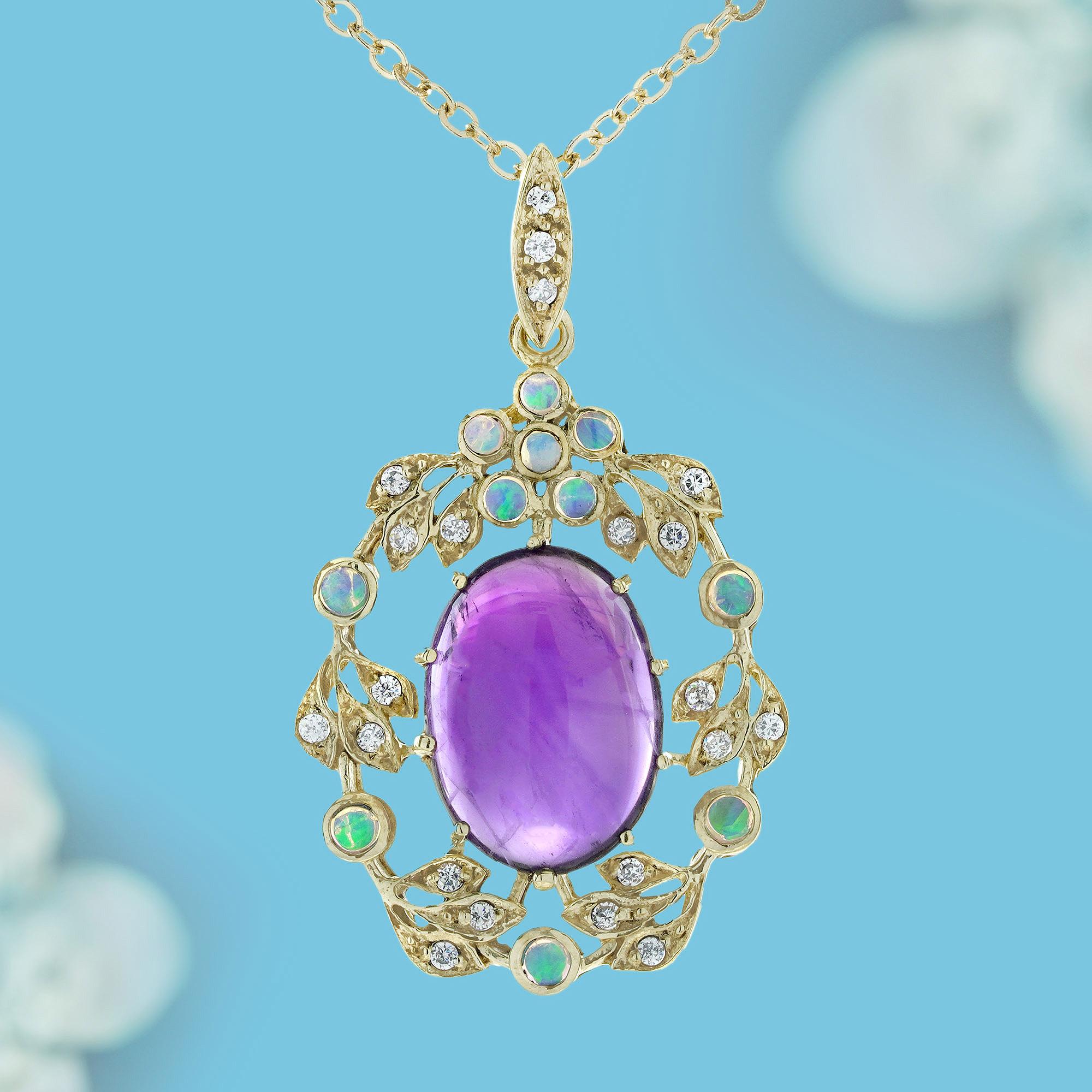 Ispirato alla delicata bellezza floreale. Al centro si trova un'ametista ovale cabochon, che risplende di ricche sfumature viola e di energia calmante. Intorno, gli opali brillano con una morbida iridescenza, mentre i diamanti scintillanti