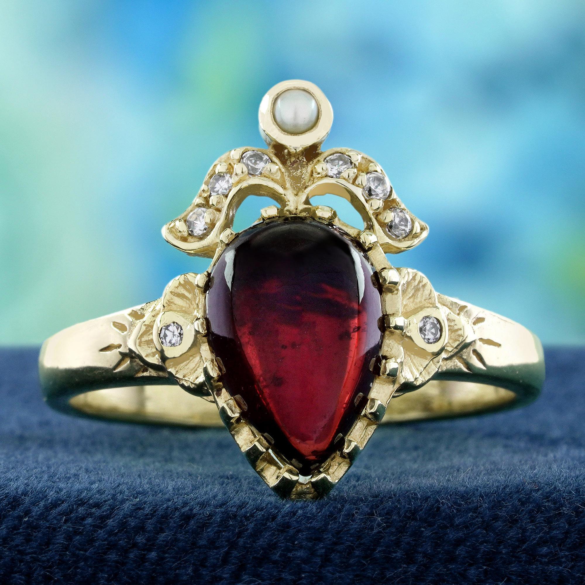 Faites l'expérience de l'élégance vintage avec cette bague grenat et perle de style vintage, qui met en vedette un superbe grenat cabochon en forme de poire, solidement serti dans une monture classique à griffes. Au-dessus du grenat, un délicat