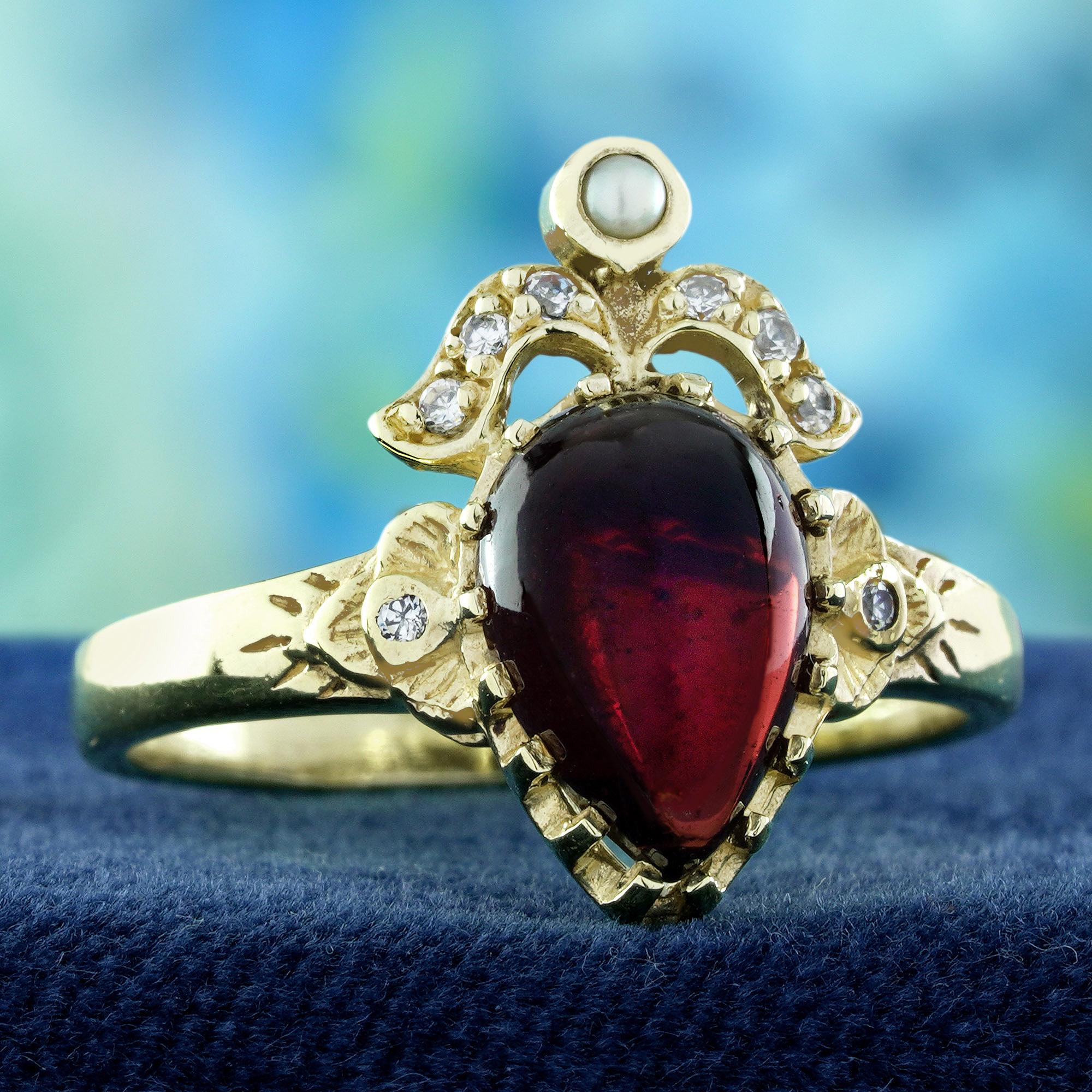 Édouardien Bague en or jaune 9K à grenat cabochon, perle et diamant de style vintage en vente