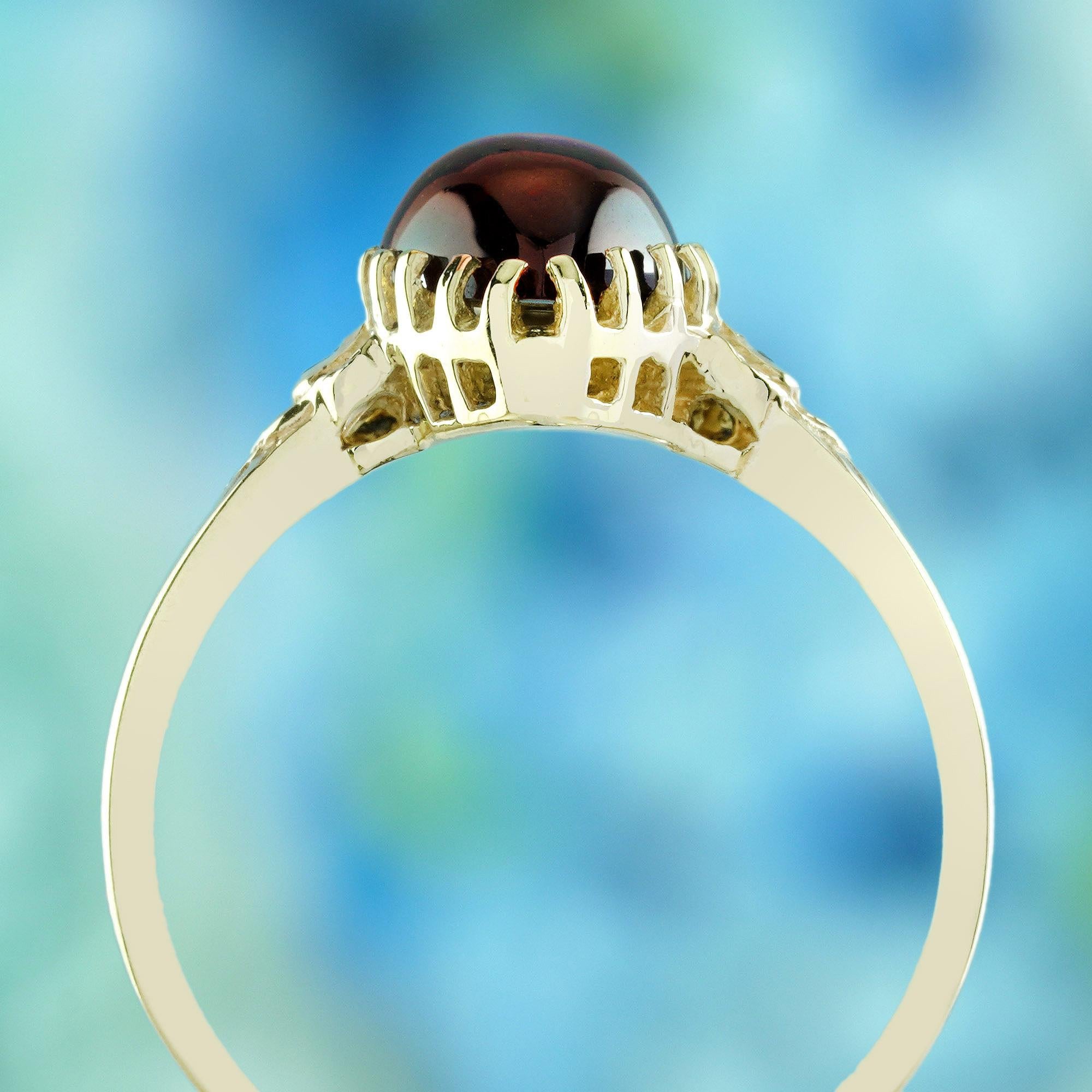 Bague en or jaune 9K à grenat cabochon, perle et diamant de style vintage Neuf - En vente à Bangkok, TH