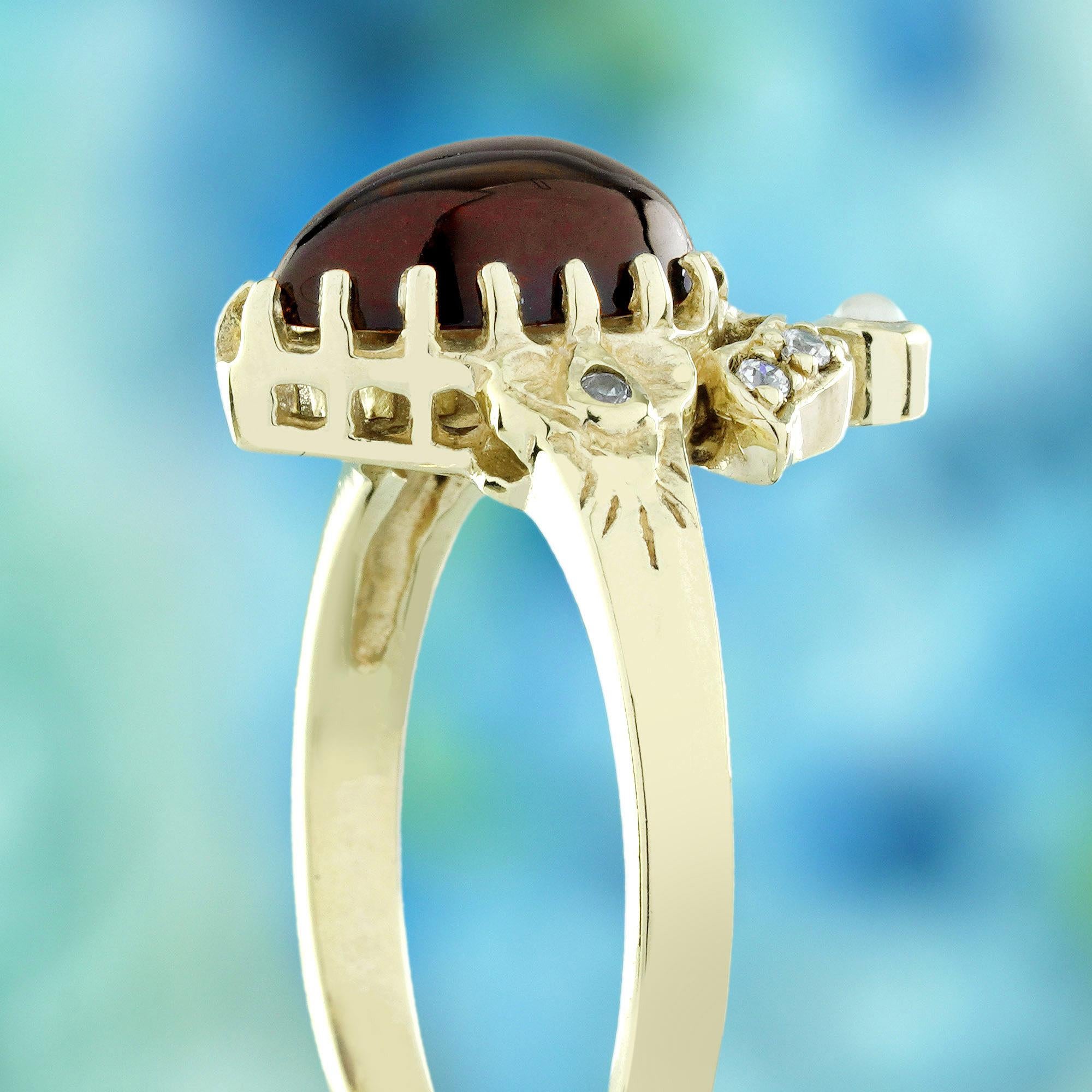 Bague en or jaune 9K à grenat cabochon, perle et diamant de style vintage Pour femmes en vente
