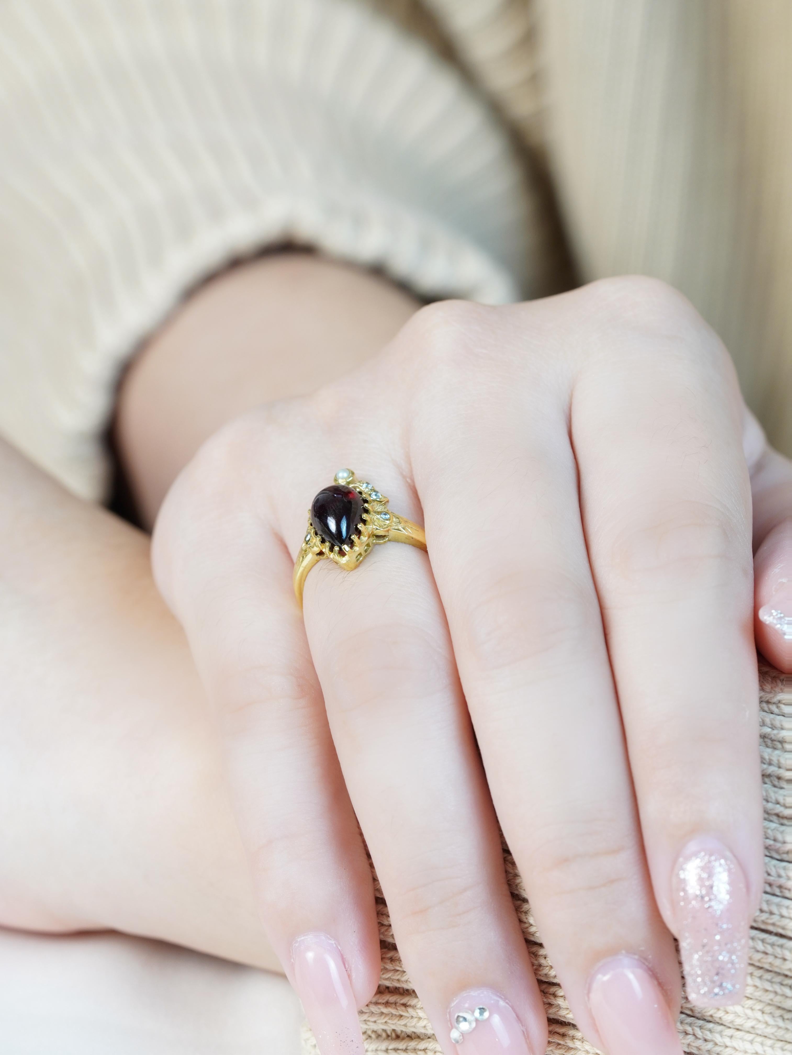 Bague en or jaune 9K à grenat cabochon, perle et diamant de style vintage en vente 1