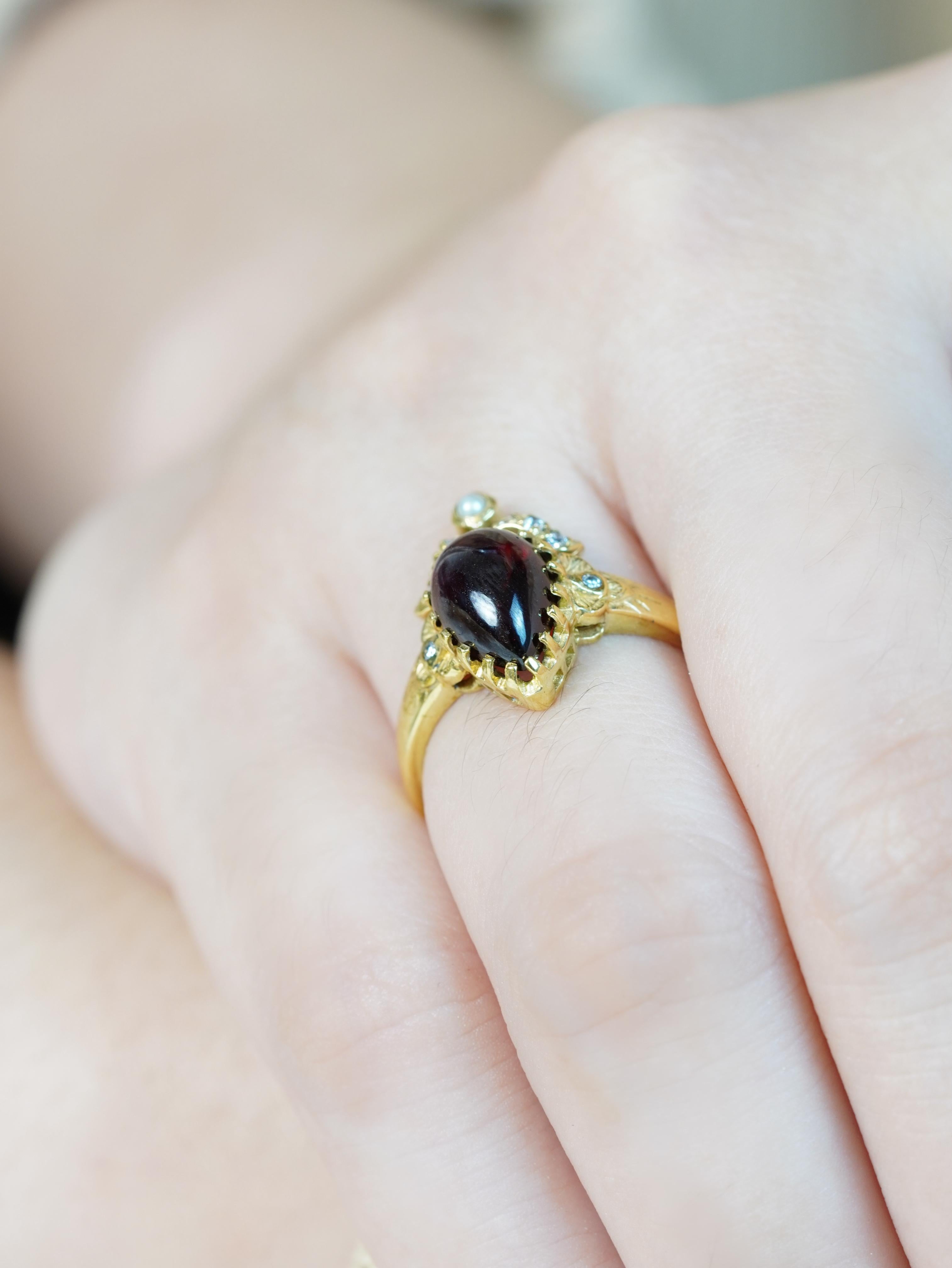 Bague en or jaune 9K à grenat cabochon, perle et diamant de style vintage en vente 2