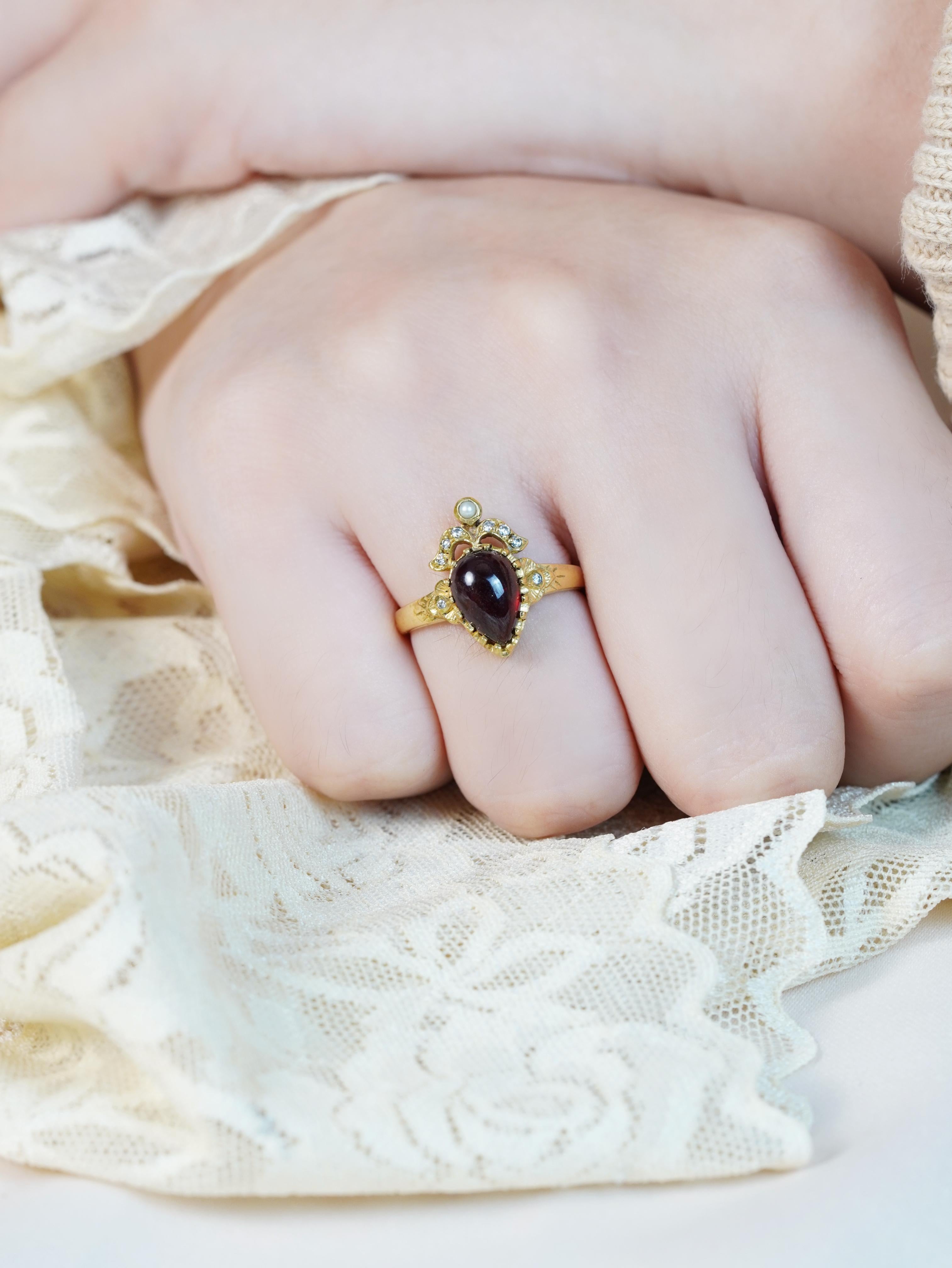 Bague en or jaune 9K à grenat cabochon, perle et diamant de style vintage en vente 3