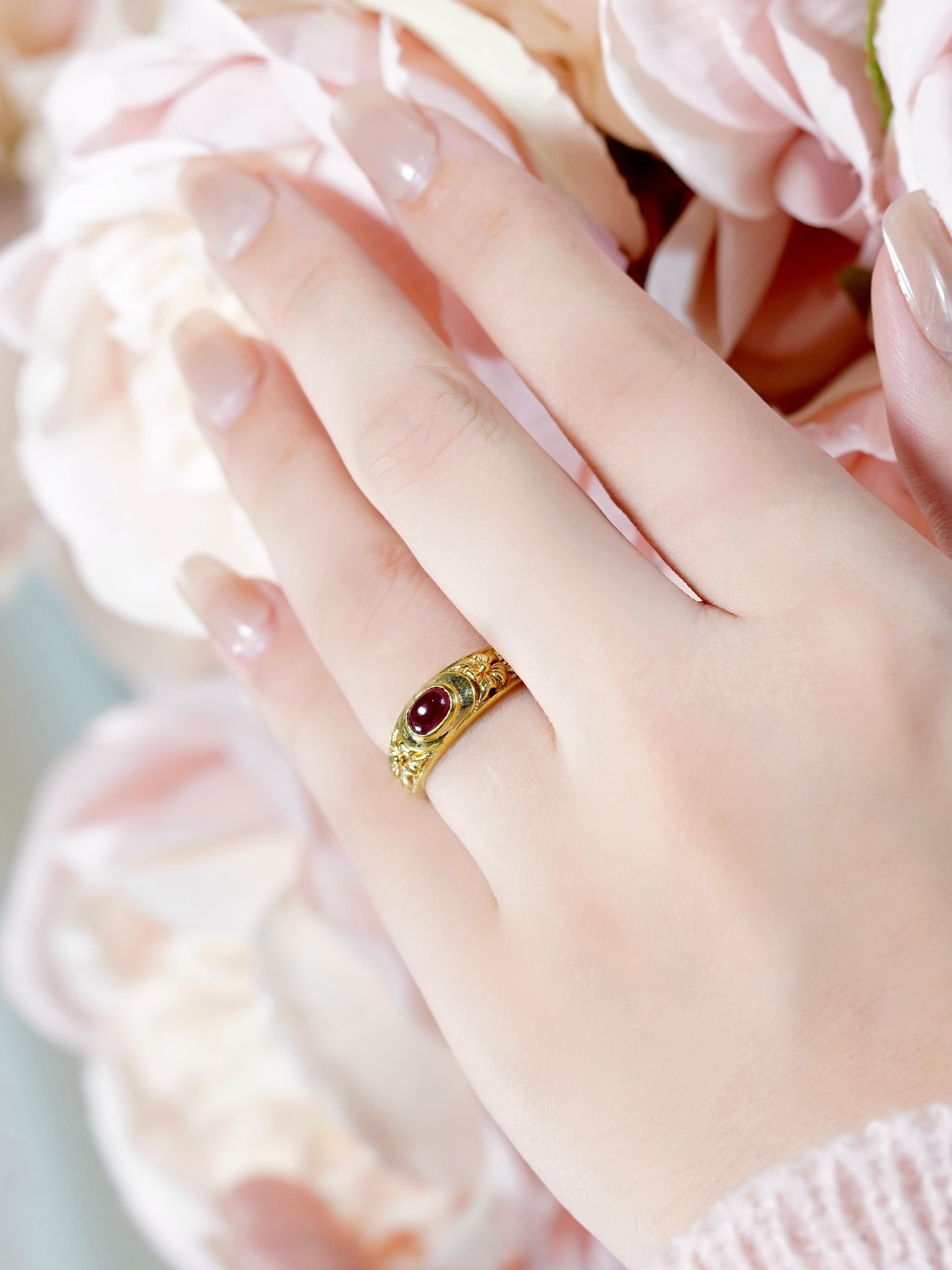 9K Yellow Gold Cabochon Ruby Vintage Style Floral Motif Band Ring For Sale 4