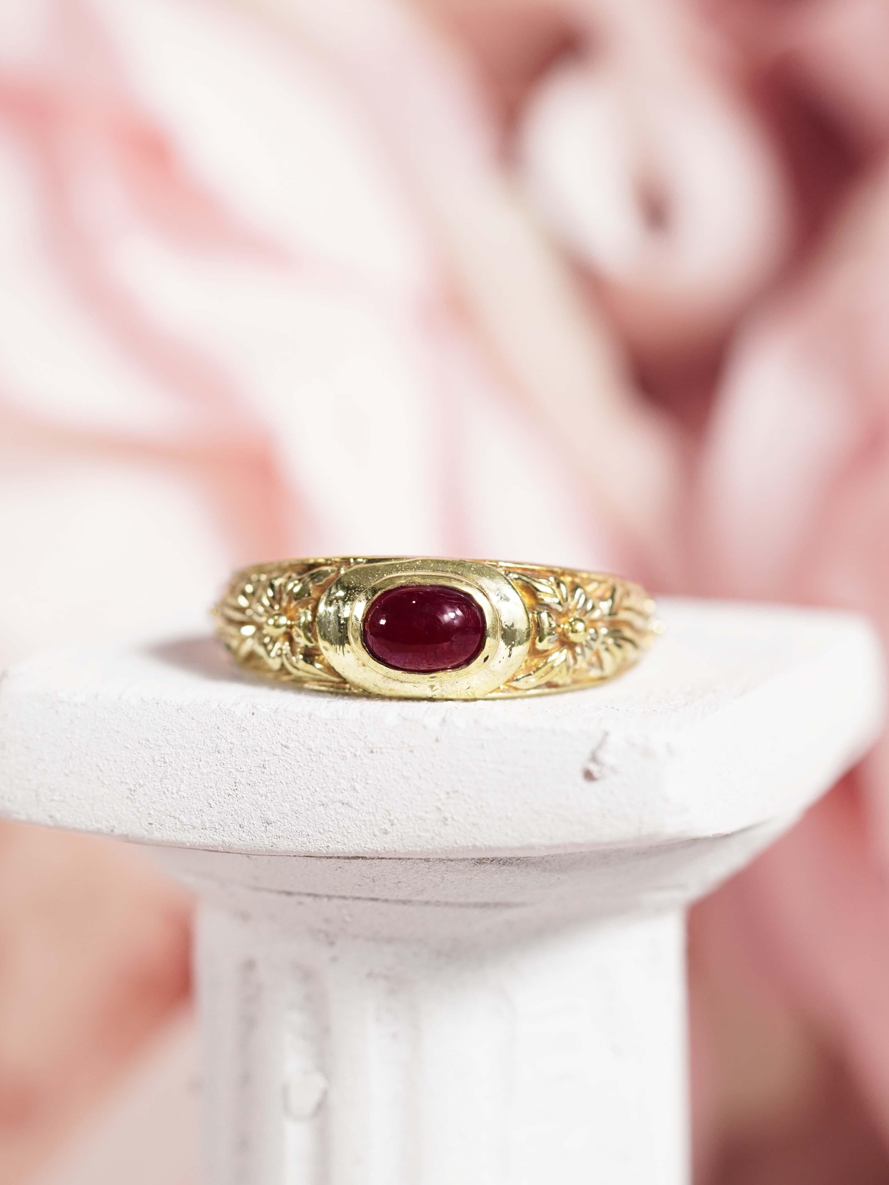 9K Yellow Gold Cabochon Ruby Vintage Style Floral Motif Band Ring For Sale 1