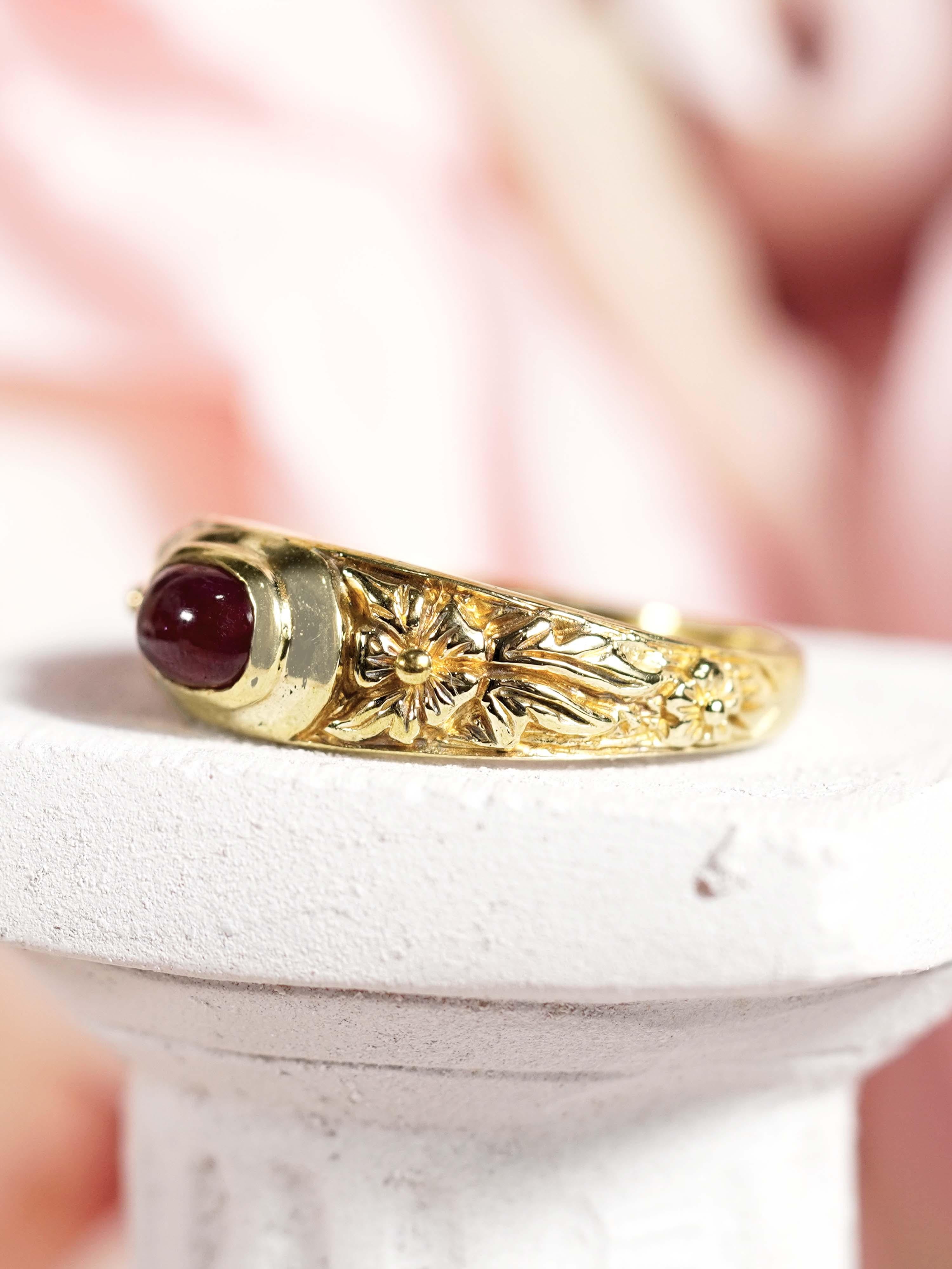 9K Yellow Gold Cabochon Ruby Vintage Style Floral Motif Band Ring For Sale 2
