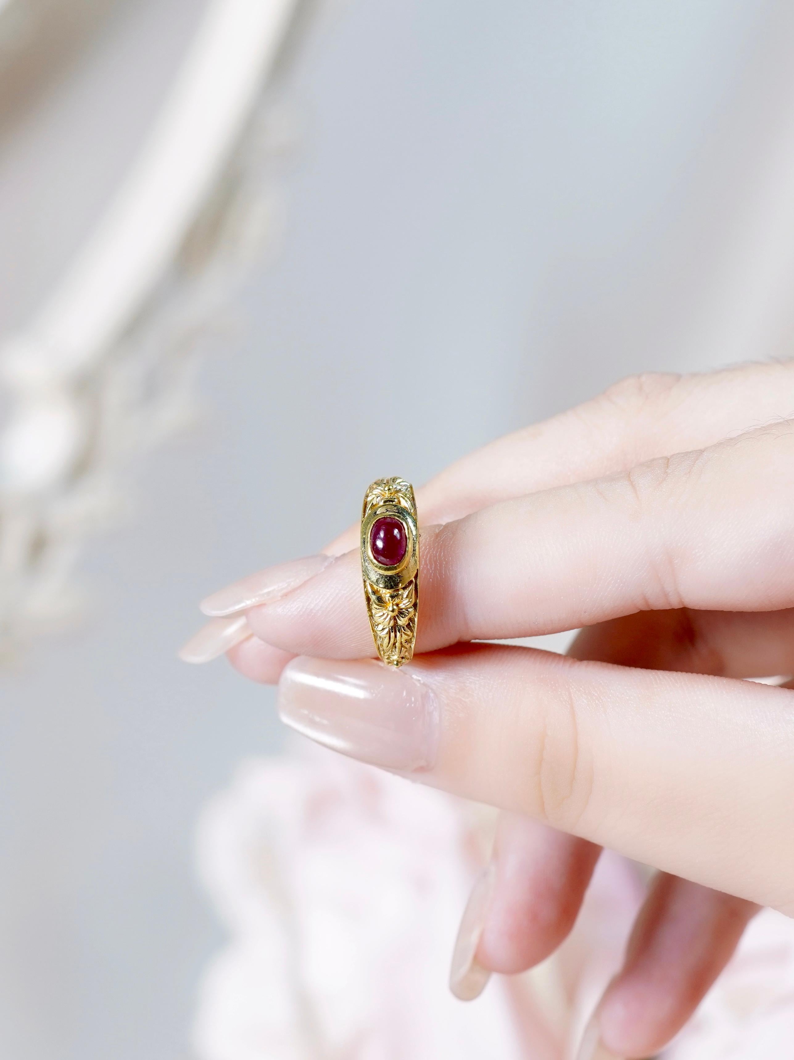 9K Yellow Gold Cabochon Ruby Vintage Style Floral Motif Band Ring For Sale 3
