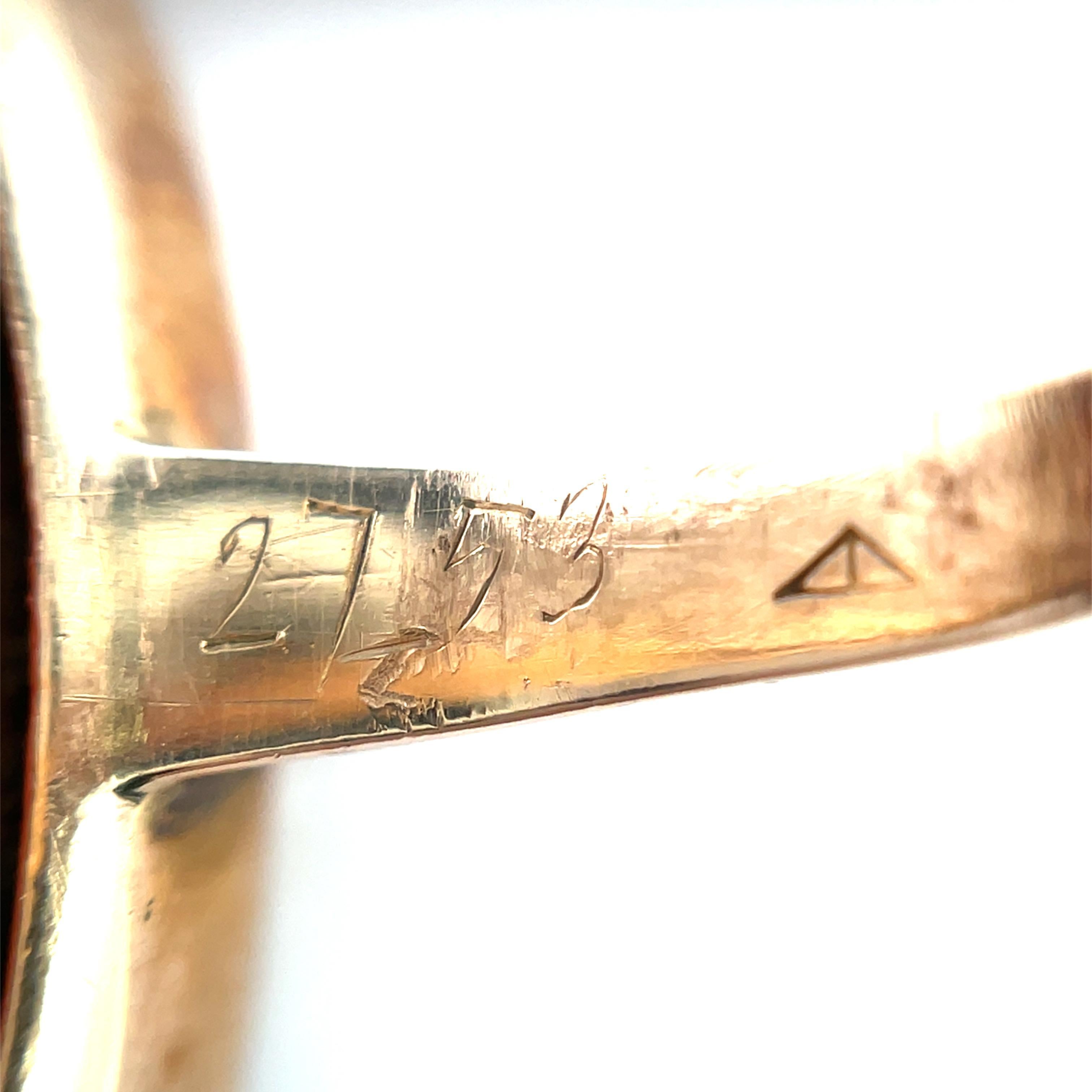 Descubre la elegancia atemporal de este anillo vintage de piedra de coral naranja, bellamente engastado en oro amarillo de 9k. Adornada con dos exquisitos diamantes talla euro antiguo, esta pieza única pesa 3,4 g y tiene un tamaño perfecto de 5,5,