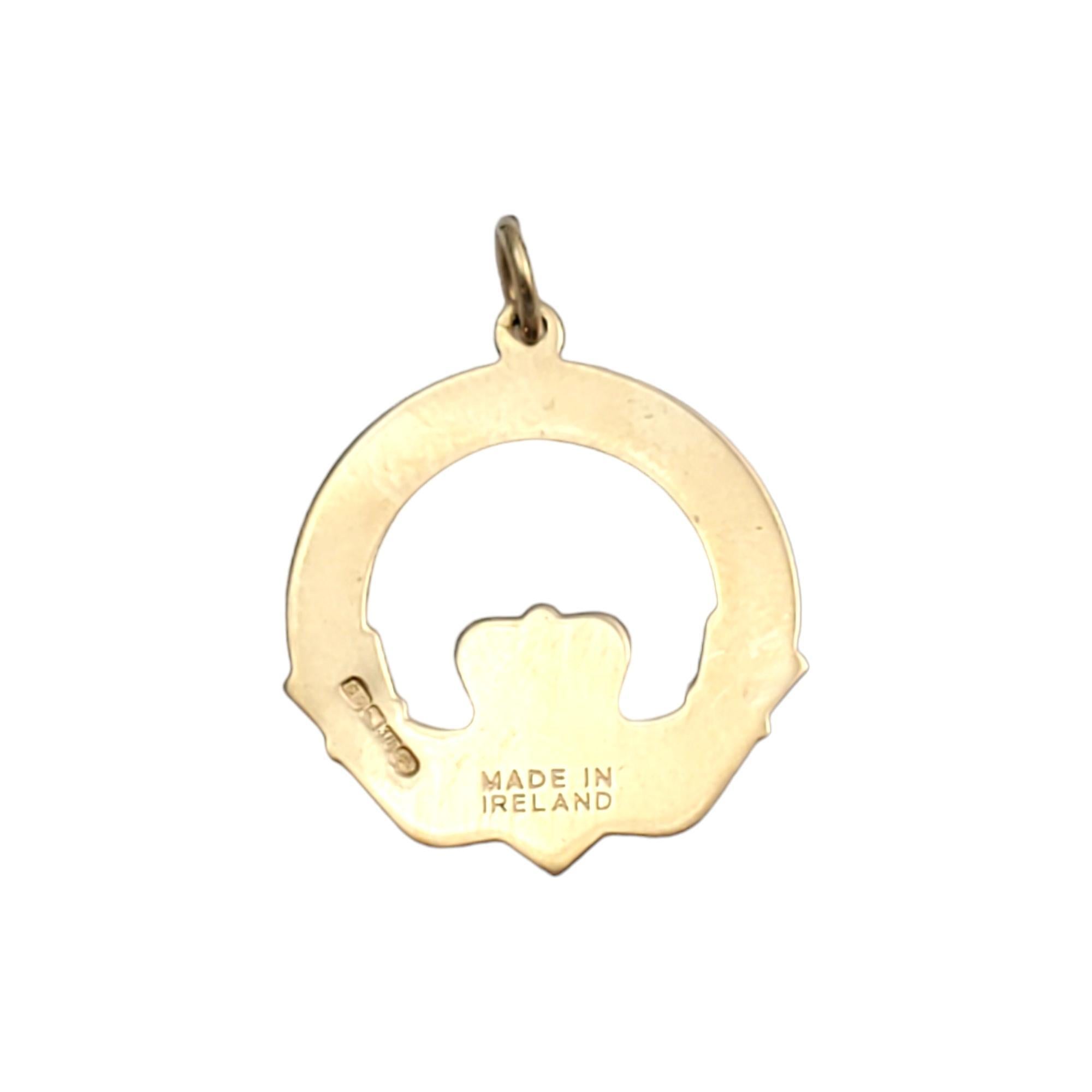 Vintage 9 karat yellow gold claddagh pendant -

This lovely claddagh pendant is an elegant tribute to timeless Irish tradition and is set in beautifully detailed 9K yellow gold.

Size: 19.2mm x 1.4mm

Stamped: 9K

Weight: 2.0 gr./ 1.2 dwt.

Chain