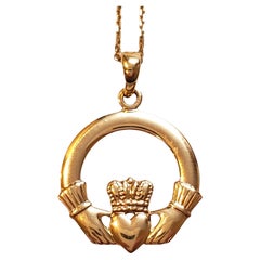 Collier pendentif Claddagh en or jaune 9 carats n° 17890