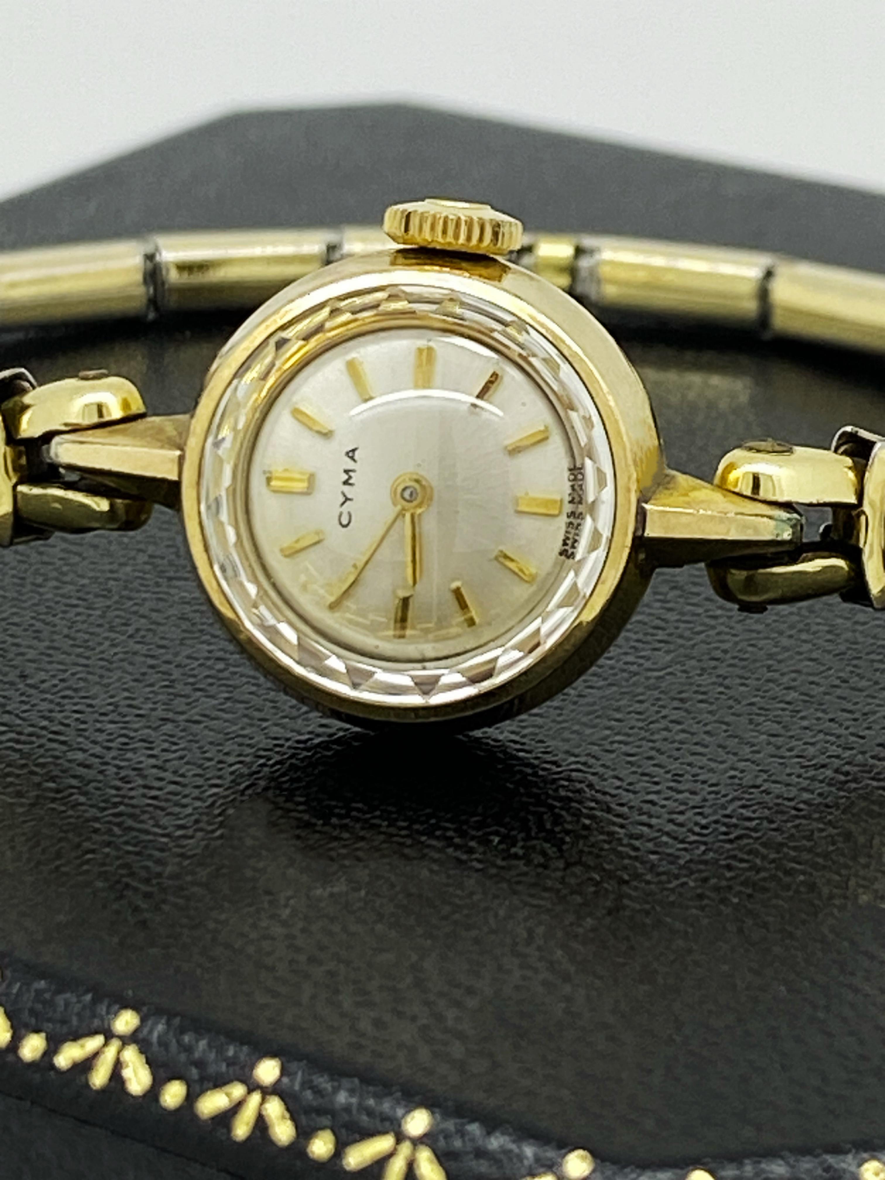 Klassischer Zeitmesser von CYMA, aus den 1960er Jahren, 
Dennoch ist es in einem großartigen Zustand und in ausgezeichneter Funktion

Ausgestattet mit einem 17mm runden Gehäuse, 
ausgeführt in 9K Gelbgold 
(gestempelt 9C 375), 

Auffälliges