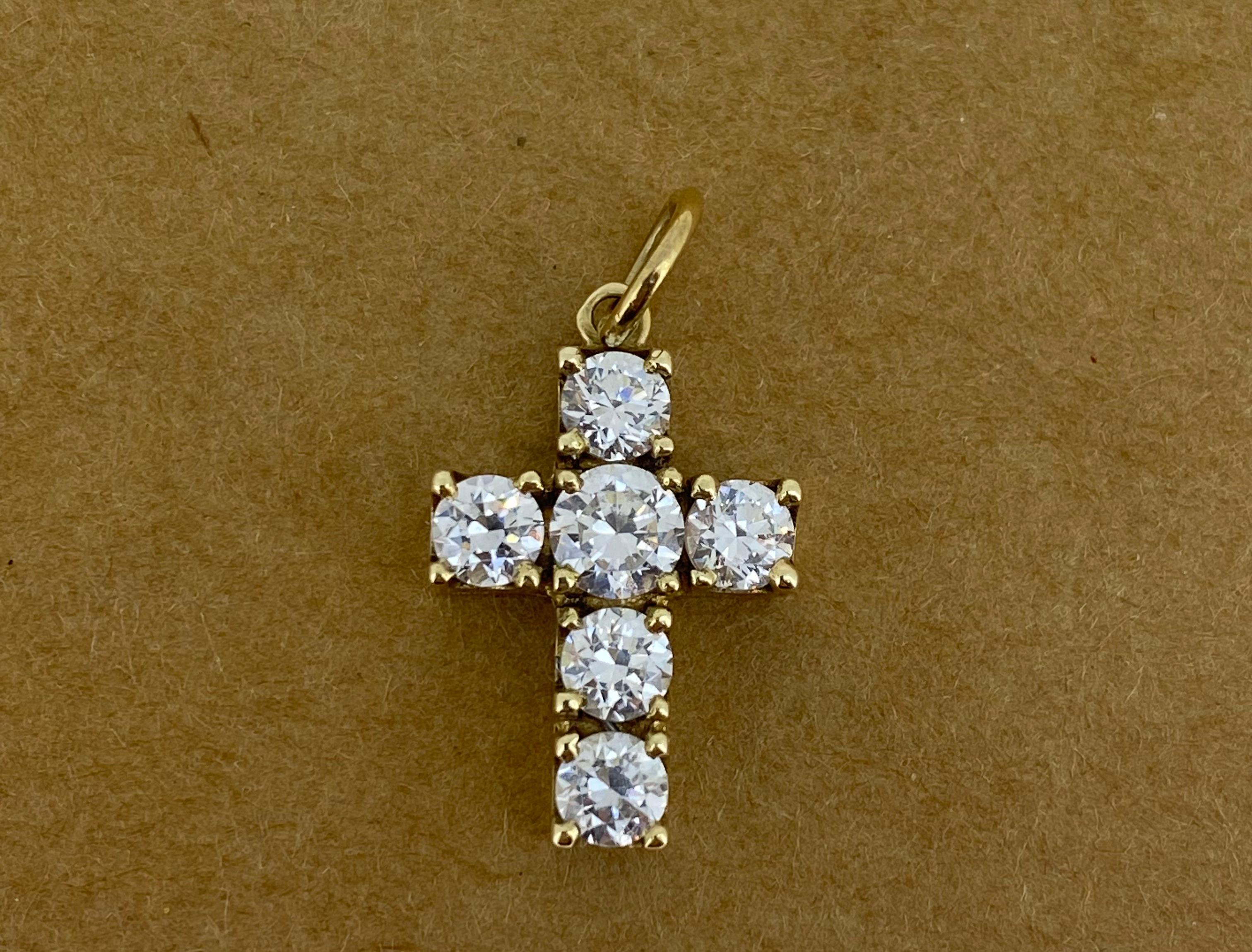 Ciondolo in oro giallo 9K 
riccamente adornata con grandi scintillatori
CZ (x 6) zirconi, incastonati, 
Completato da una grande e solida coda ad anello 

Peso totale: 2,5gr. 
Dimensioni del ciondolo: 
25 mm (compresa la cauzione) x 13 mm 