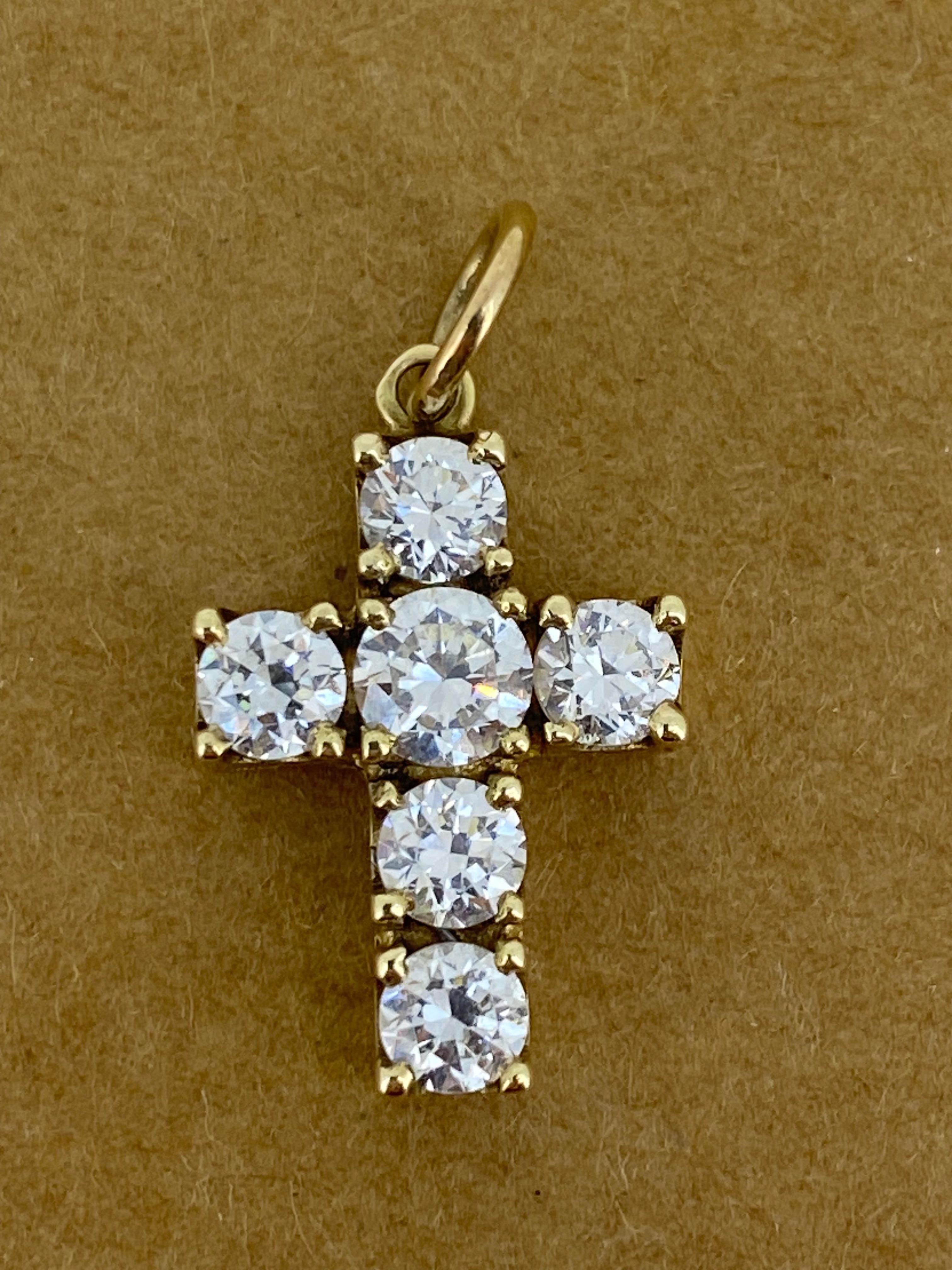 Ciondolo Croce / Crocifisso in oro giallo 9K e CZ (Cubic Zirconia) - 25 mm x 13 mm. in vendita 1