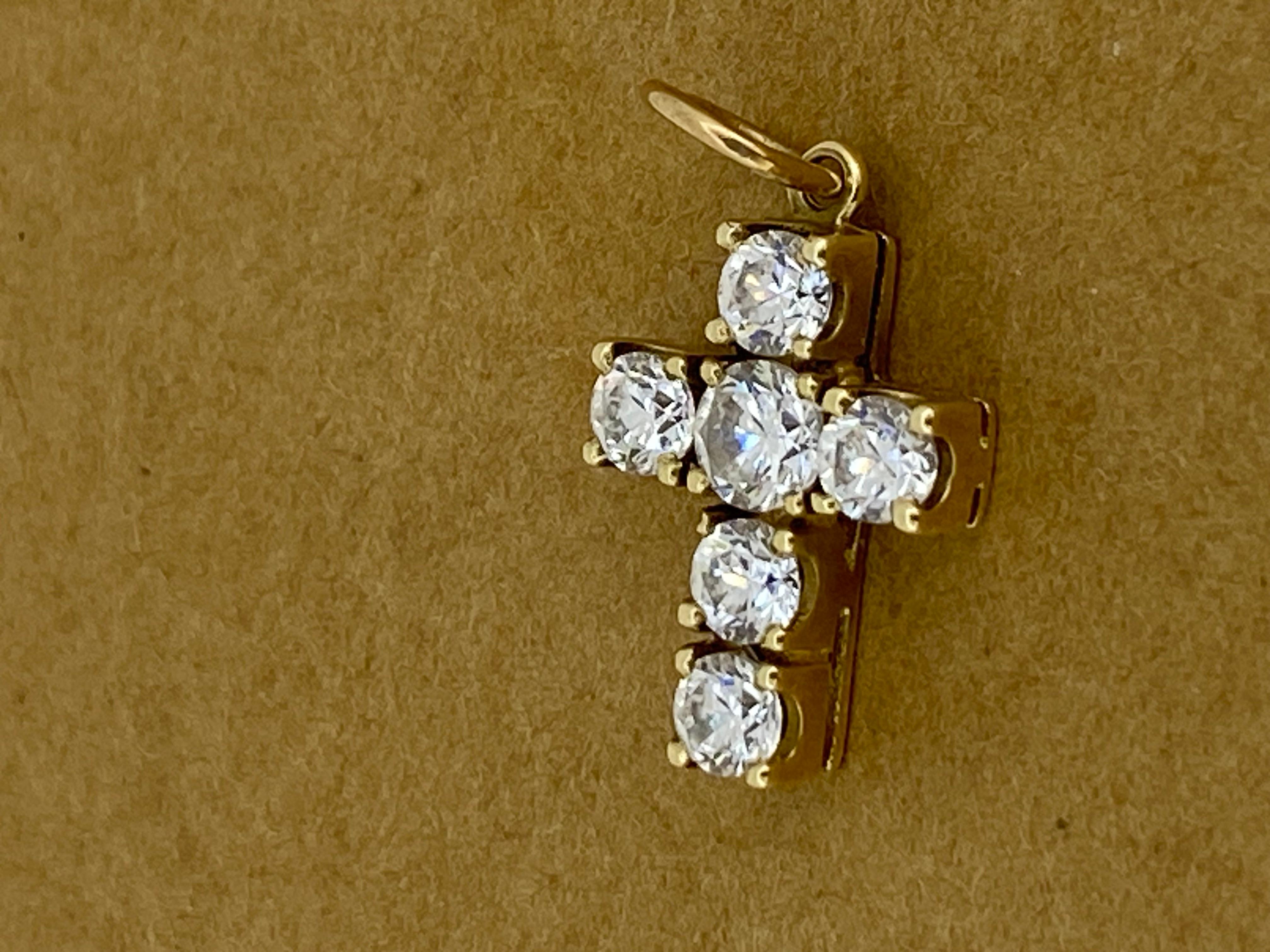 Ciondolo Croce / Crocifisso in oro giallo 9K e CZ (Cubic Zirconia) - 25 mm x 13 mm. in vendita 2