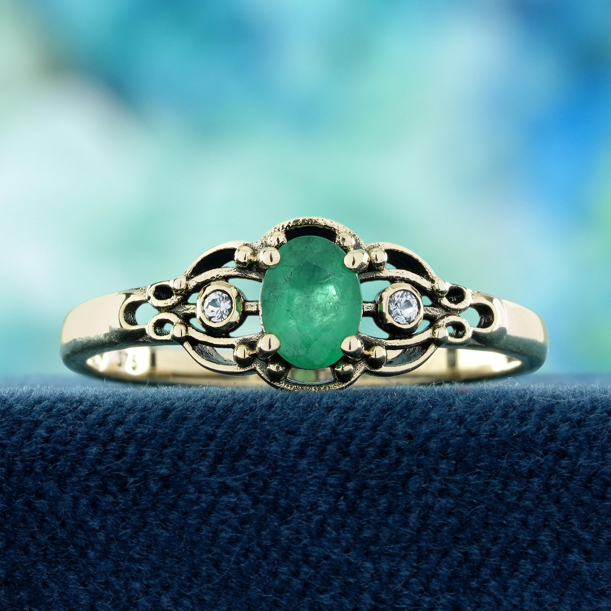 Dieser Ring im Vintage-Stil zelebriert zeitlose Eleganz mit einem lebhaften ovalen Smaragd, der in klassischen Zacken gefasst ist und in natürlichem, sattgrünem Glanz erstrahlt. Flankiert von schimmernden weißen Saphiren auf beiden Seiten bildet er