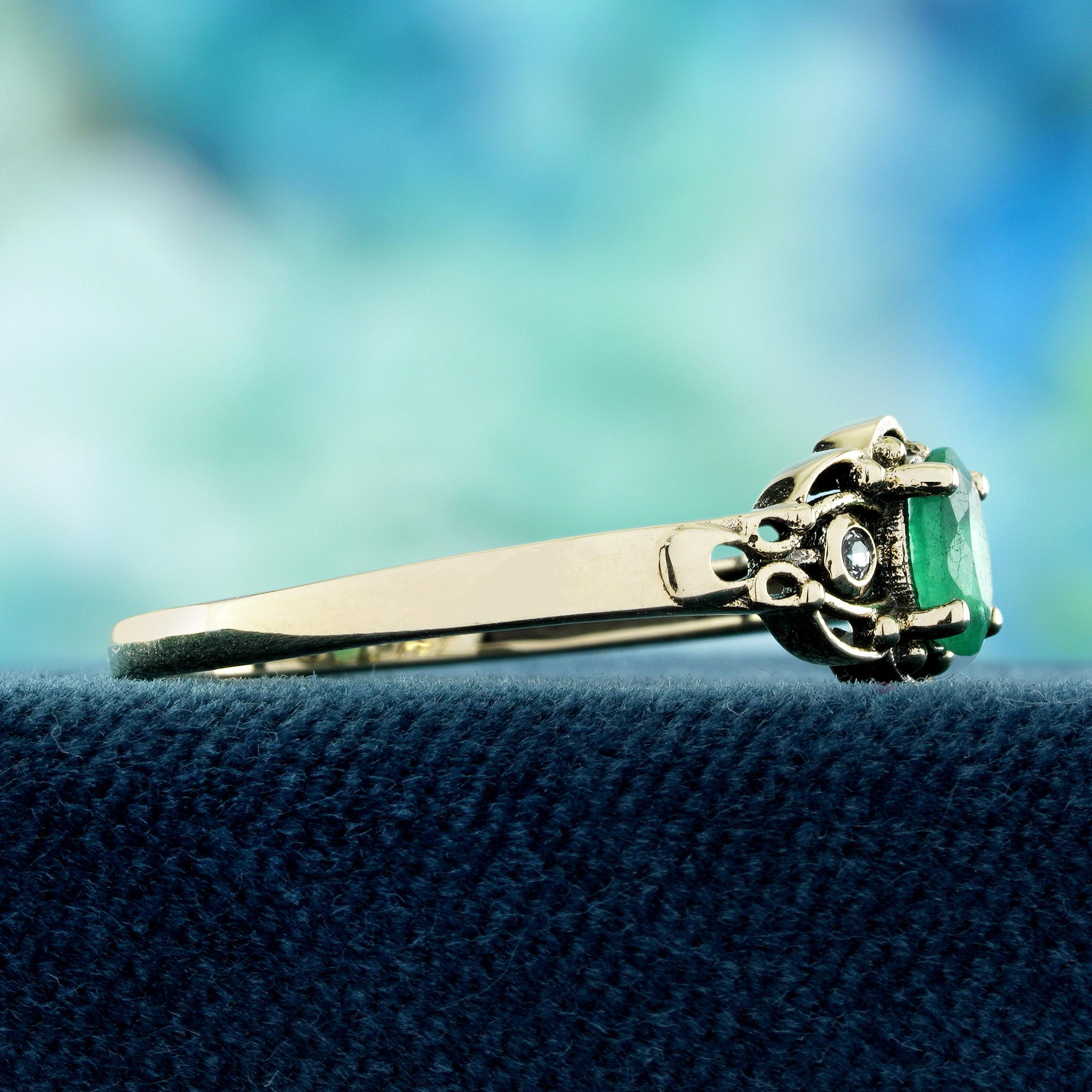 9K Gelbgold Smaragd und weißer Saphir Vintage Style Ring (Ovalschliff) im Angebot