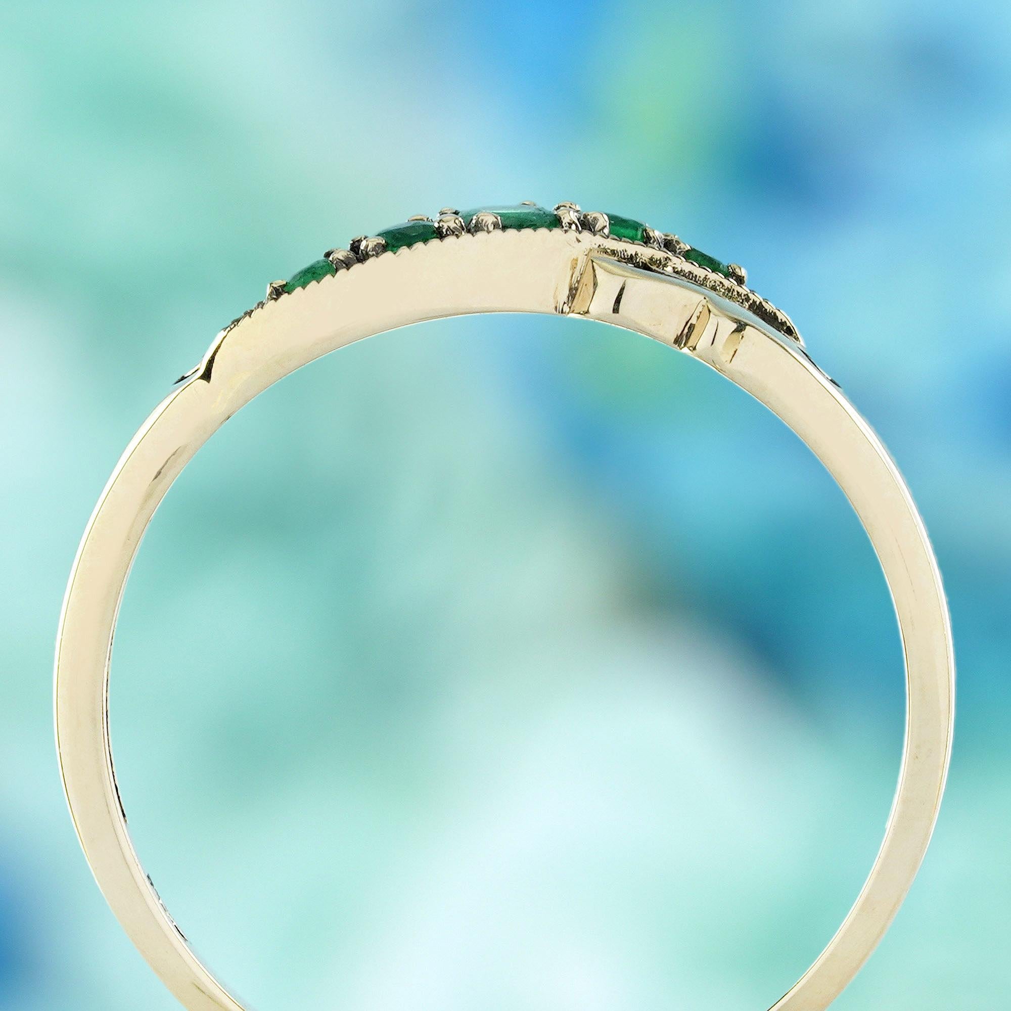 9K Yellow Gold Emerald Vintage Style Curved Ring In New Condition For Sale In Bangkok, TH