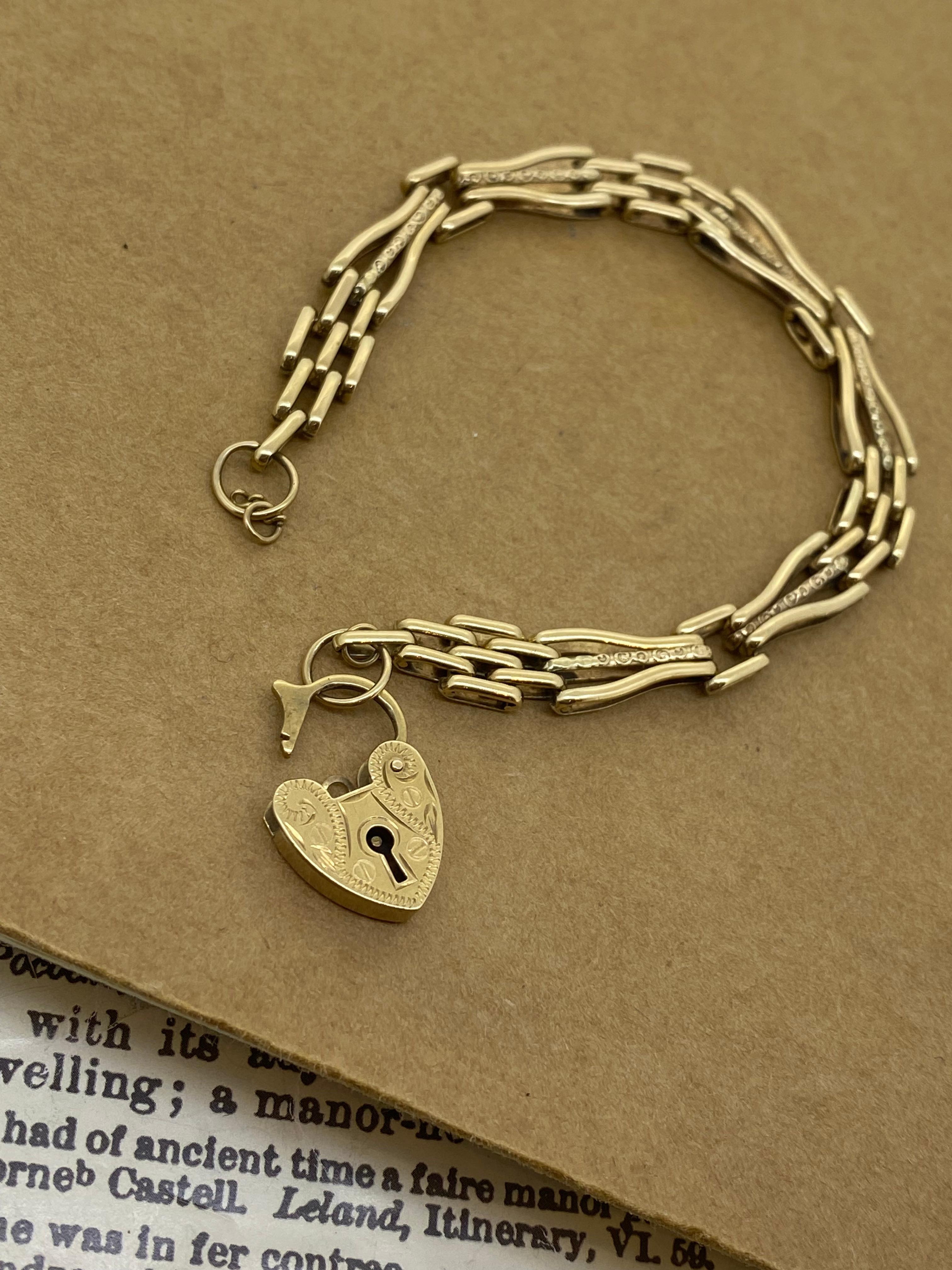 Ce bracelet en forme de cadenas, emblématique et éternellement populaire, est en très bon état, 
datant d'environ les années 1950 

Méticuleusement réalisé en or rose 9K, 
le bracelet présente une combinaison rare et inhabituelle de maillons à