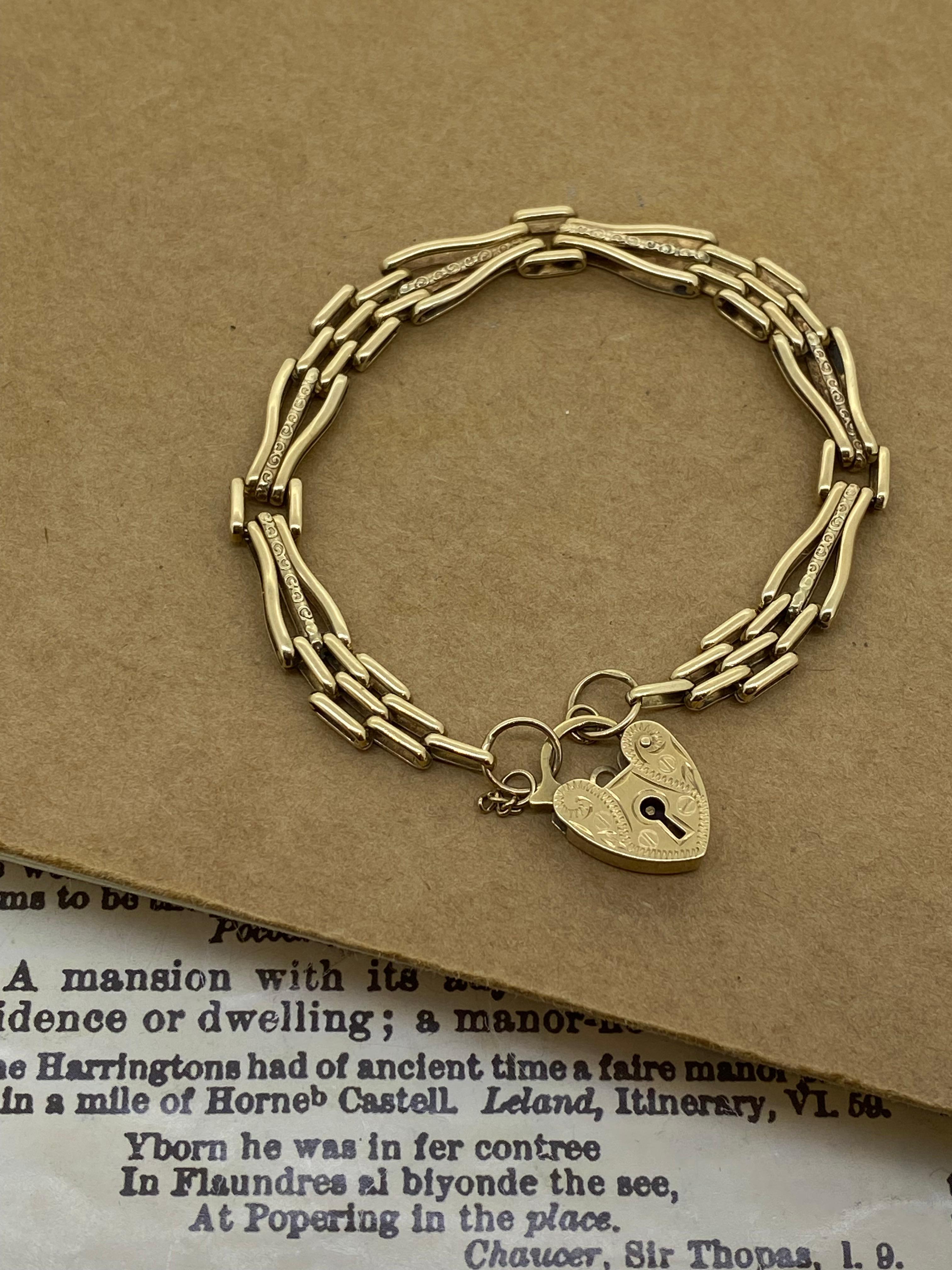 Rétro Bracelet en or jaune 9K avec cadenas finement gravé et maillons allongés Retro 1950's en vente