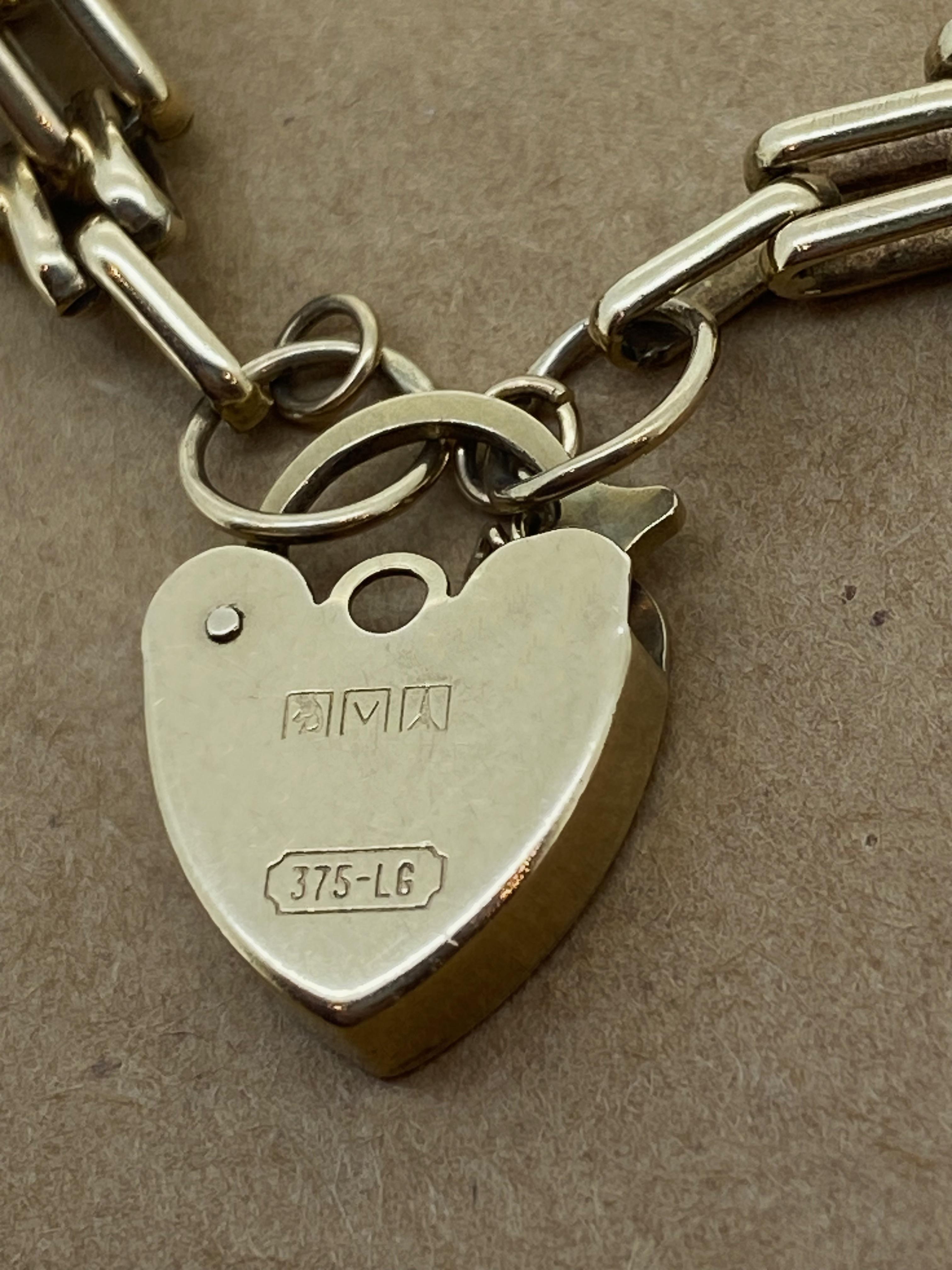 Bracelet en or jaune 9K avec cadenas finement gravé et maillons allongés Retro 1950's Excellent état - En vente à MELBOURNE, AU