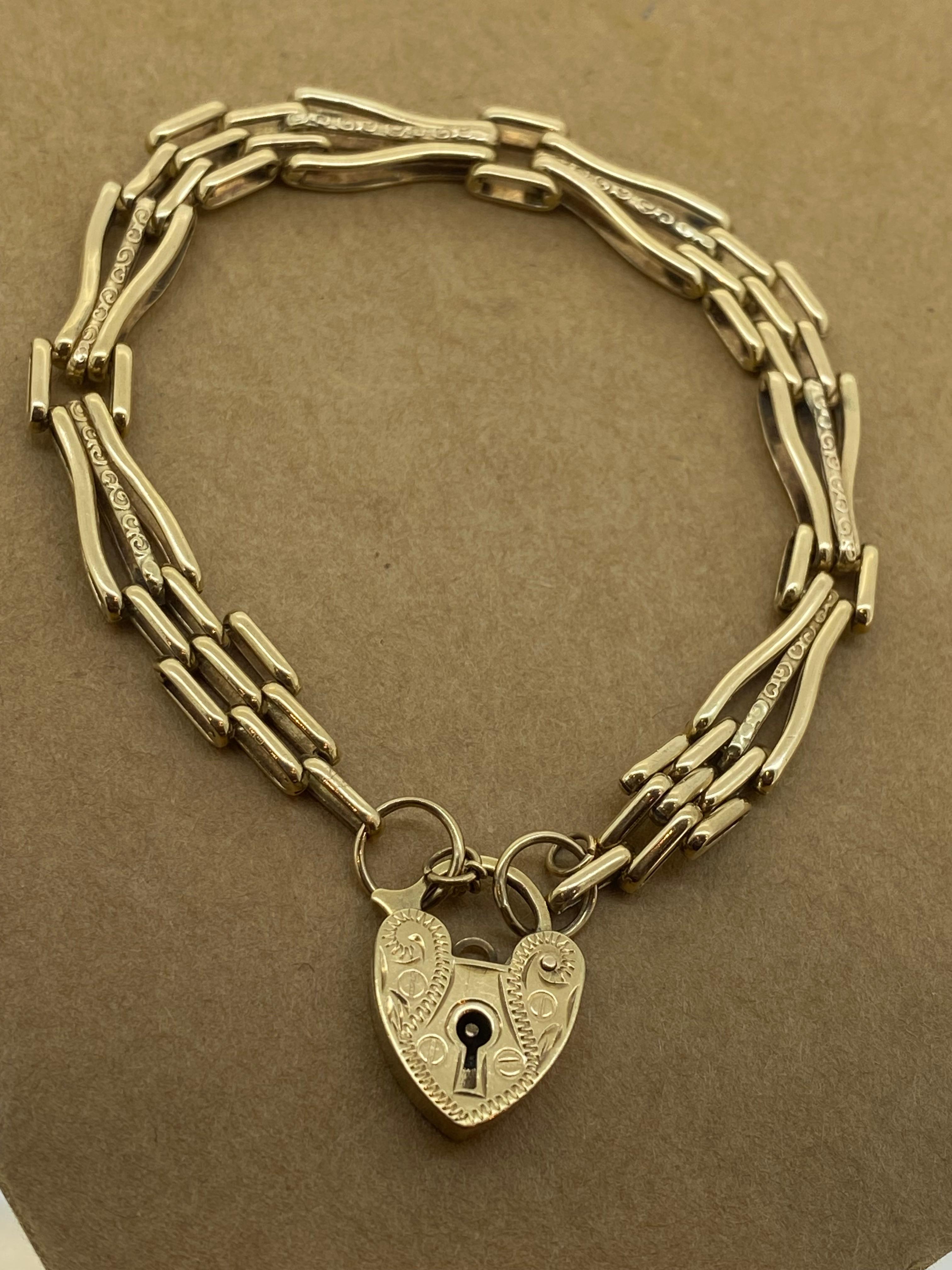 Bracelet en or jaune 9K avec cadenas finement gravé et maillons allongés Retro 1950's Pour femmes en vente