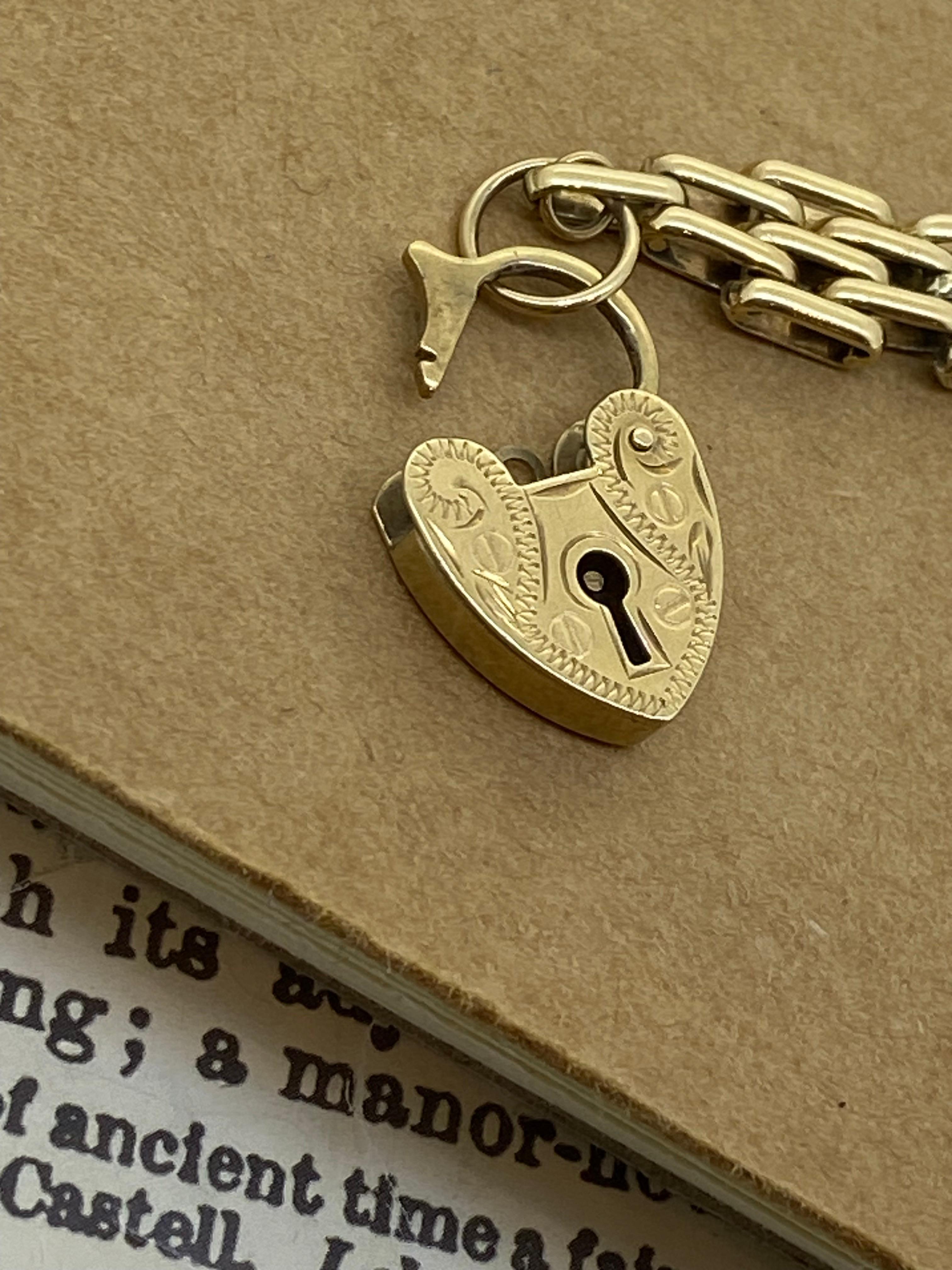 Bracelet en or jaune 9K avec cadenas finement gravé et maillons allongés Retro 1950's en vente 1