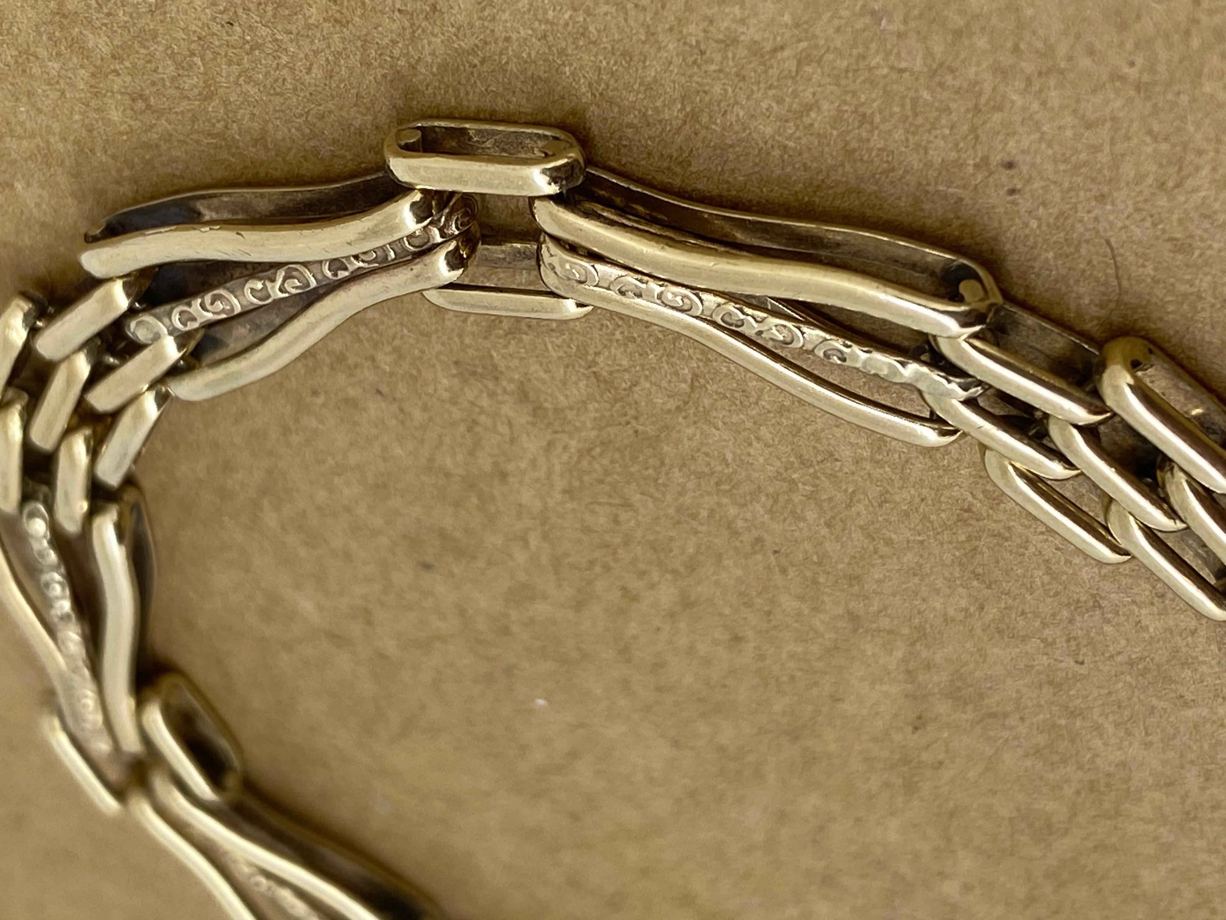 Bracelet en or jaune 9K avec cadenas finement gravé et maillons allongés Retro 1950's en vente 3