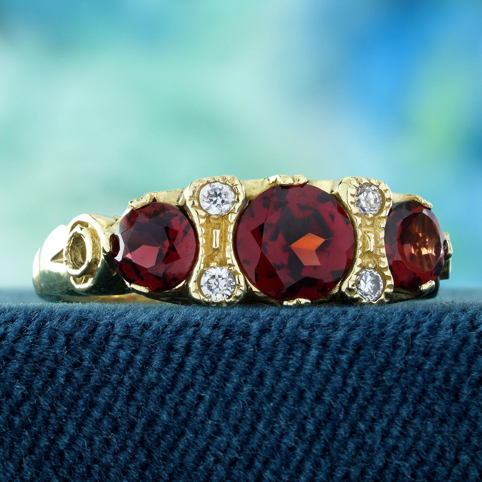Édouardien Bague à trois pierres en or jaune 9K, grenat et diamants, style vintage en vente