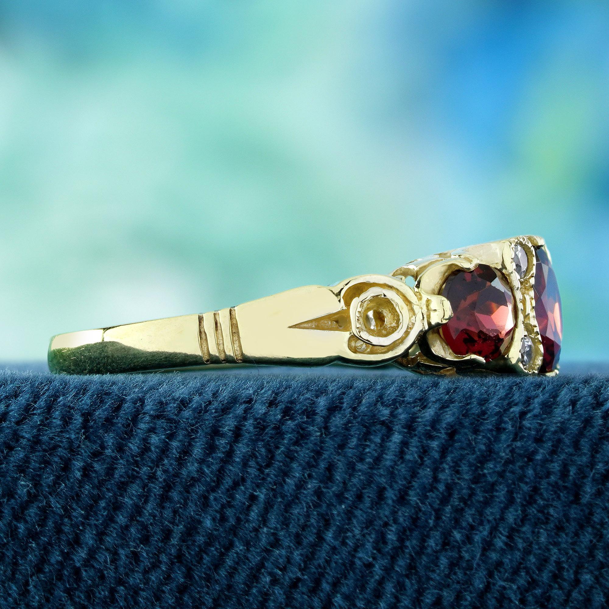 Taille ronde Bague à trois pierres en or jaune 9K, grenat et diamants, style vintage en vente