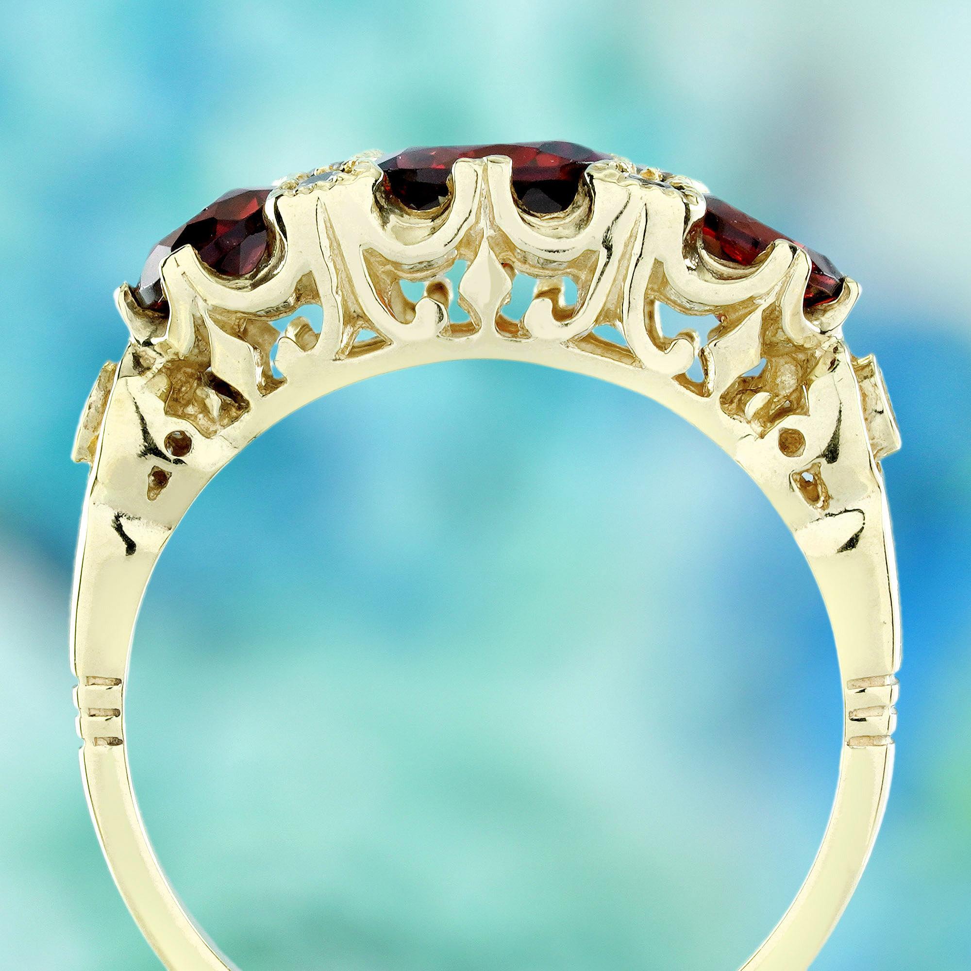 Bague à trois pierres en or jaune 9K, grenat et diamants, style vintage Neuf - En vente à Bangkok, TH