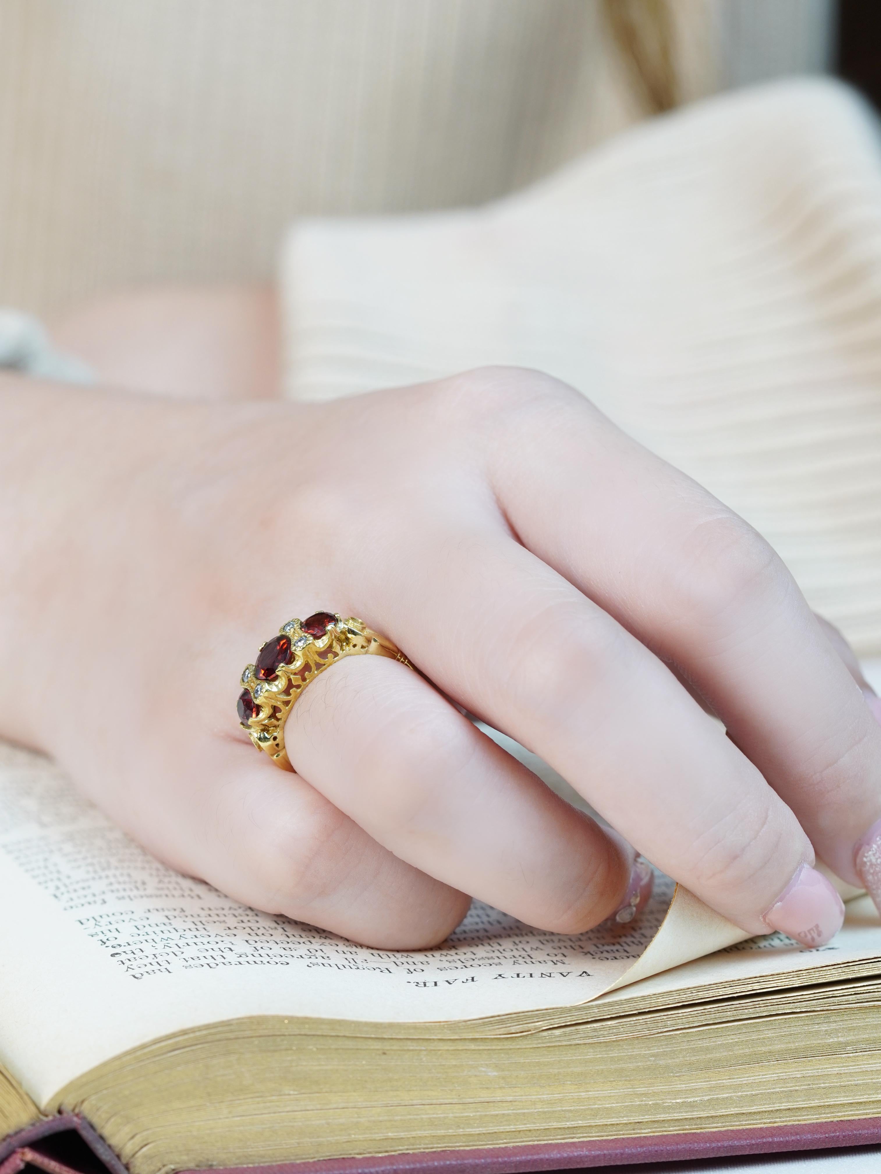 Bague à trois pierres en or jaune 9K, grenat et diamants, style vintage en vente 3