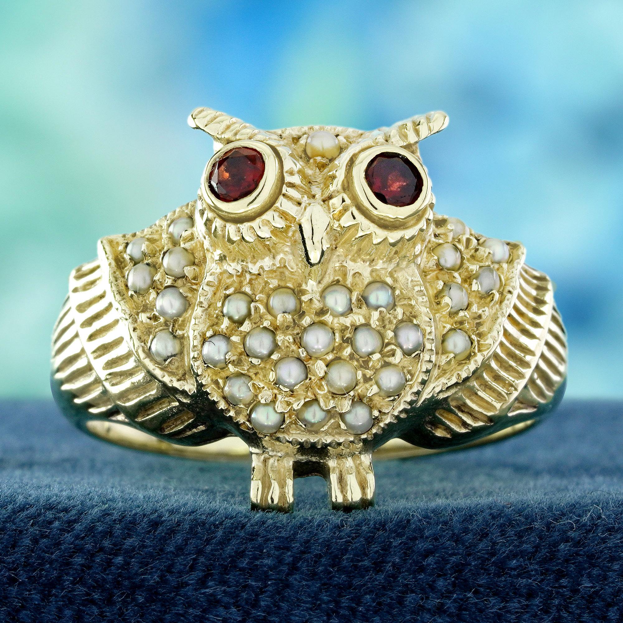 Die Granate formen die Augen, den Körper und die Flügel der Eule und leuchten in tiefen, faszinierenden Rottönen. Die umlaufenden Perlen verleihen der Eule einen sanften, leuchtenden Touch, der ihre zarten Gesichtszüge perfekt zur Geltung bringt.
