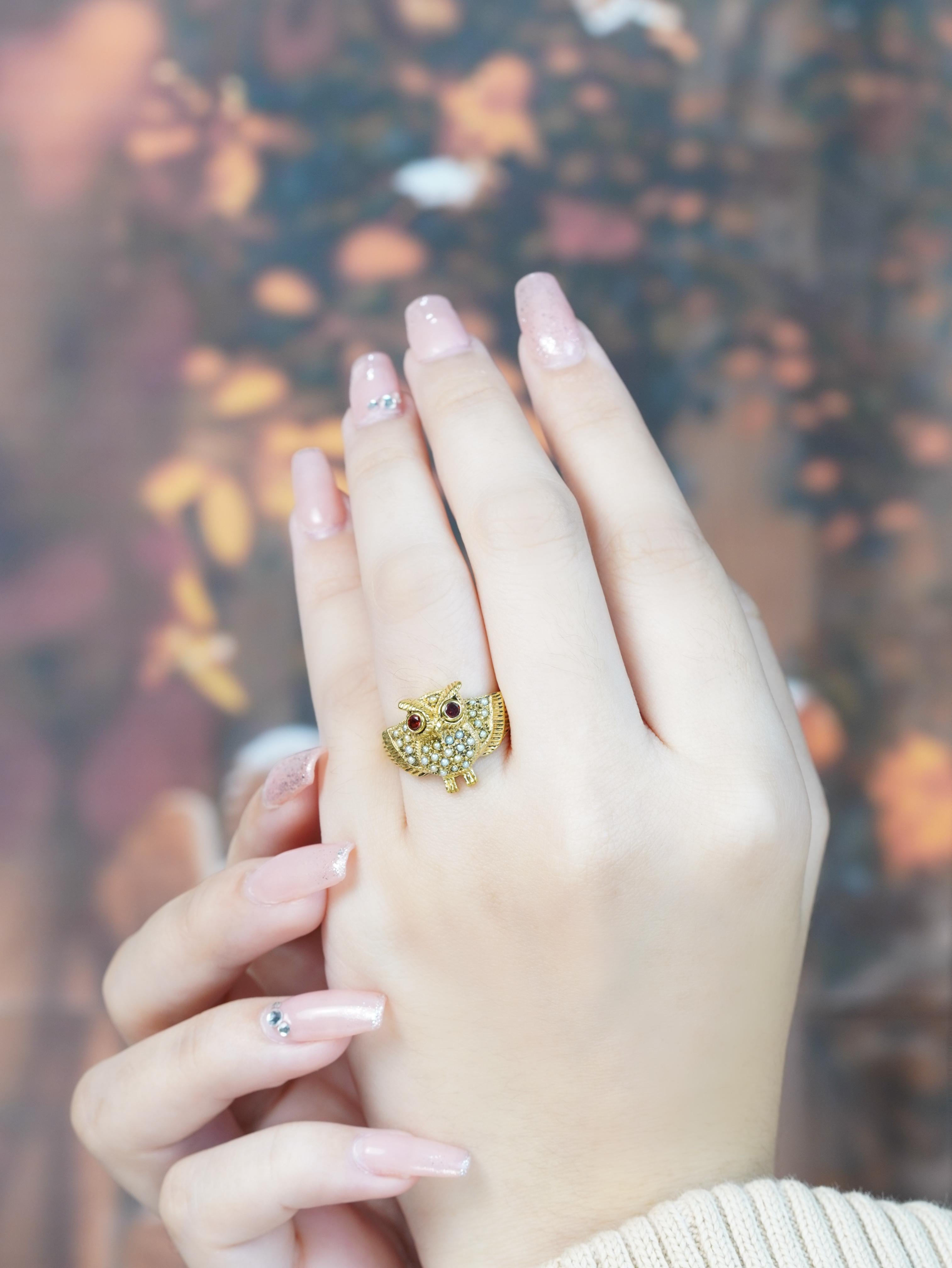 9K Gelbgold Granat und Perlen Cluster Vintage Style Eule Ring im Angebot 1