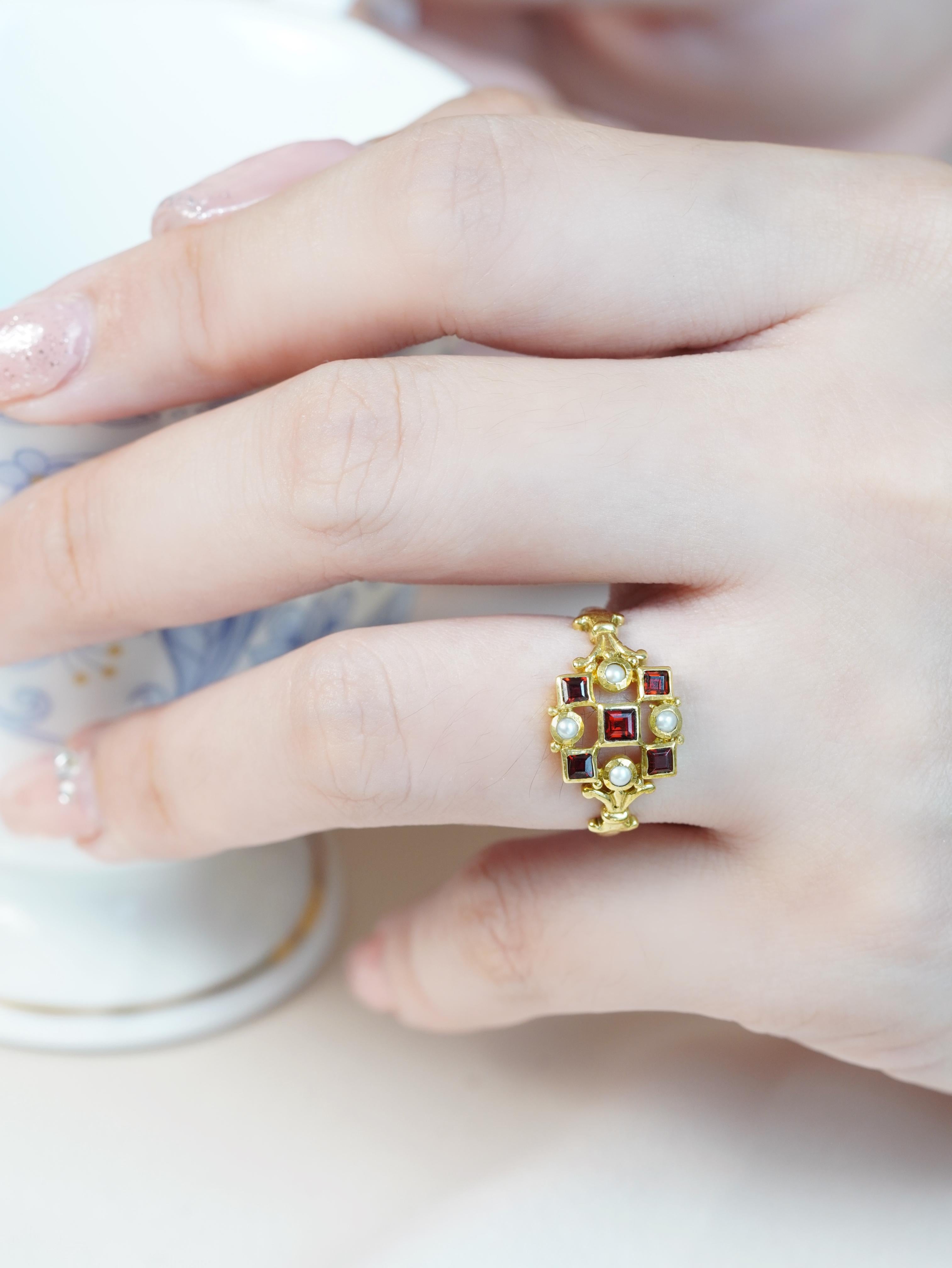 9K Gelbgold Granat und Perle Vintage Style Cluster Ring im Angebot 1