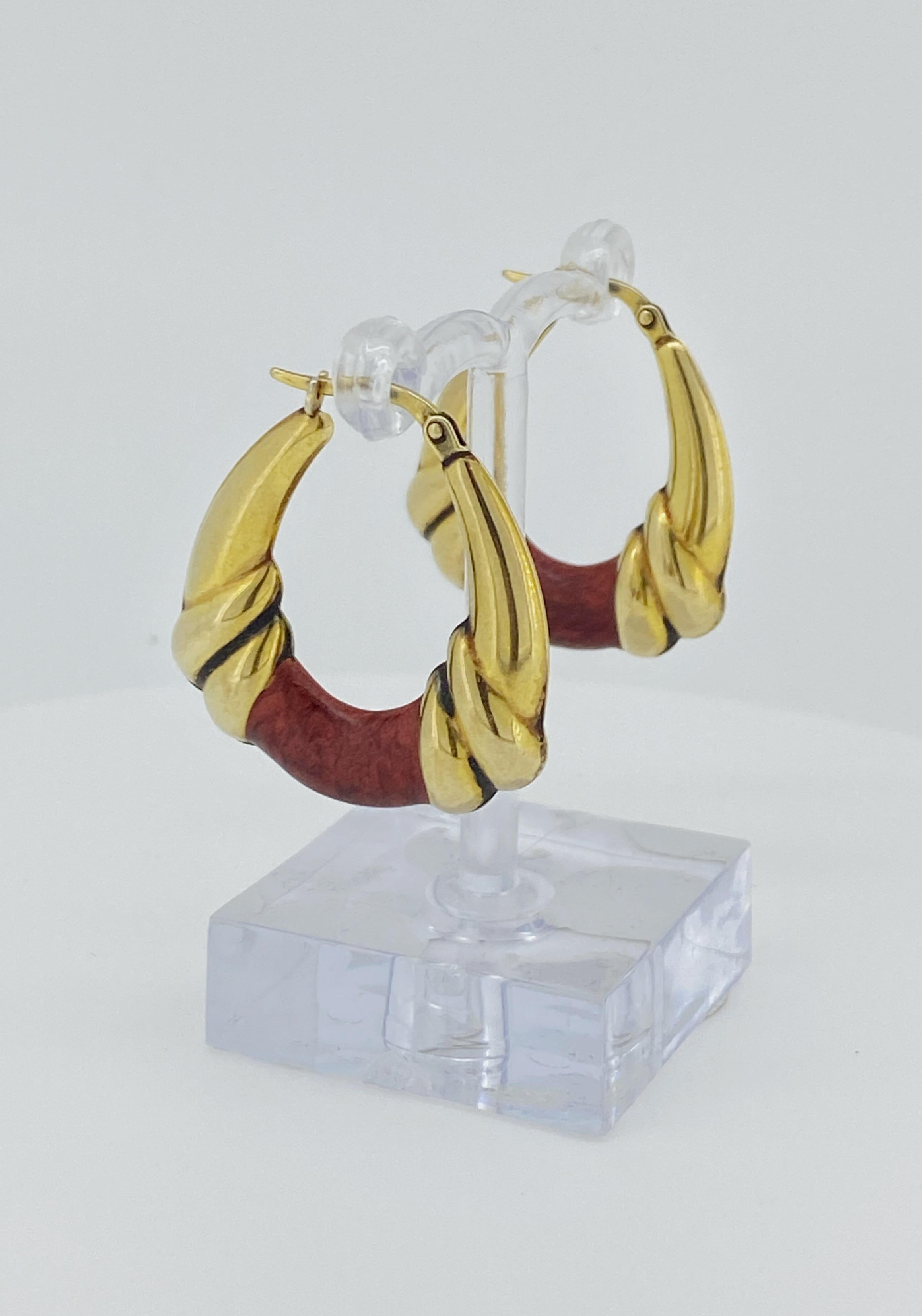 Meticulously crafted in 9K yellow gold, 
featuring contrasting wood-like finish 

of eye-catching & eternally popular half hoop design, 
finely detailed throughout, 
these earrings are by renowned Italian brand UnoAErre 
(established in