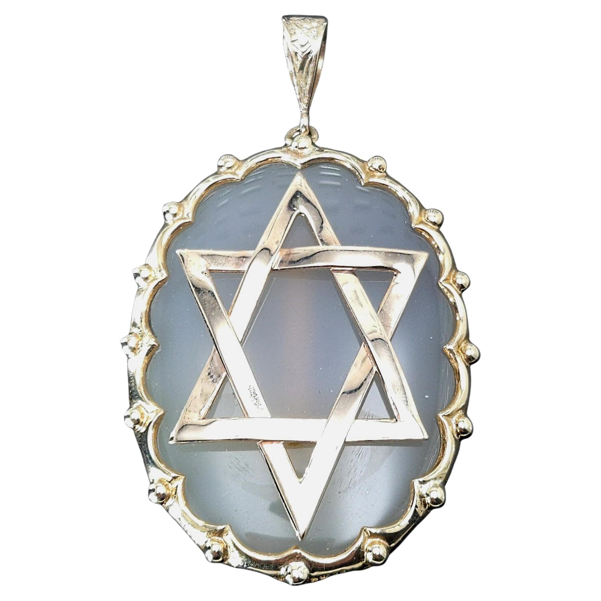 Ciondolo con stella di David in oro giallo 9k e giada in vendita