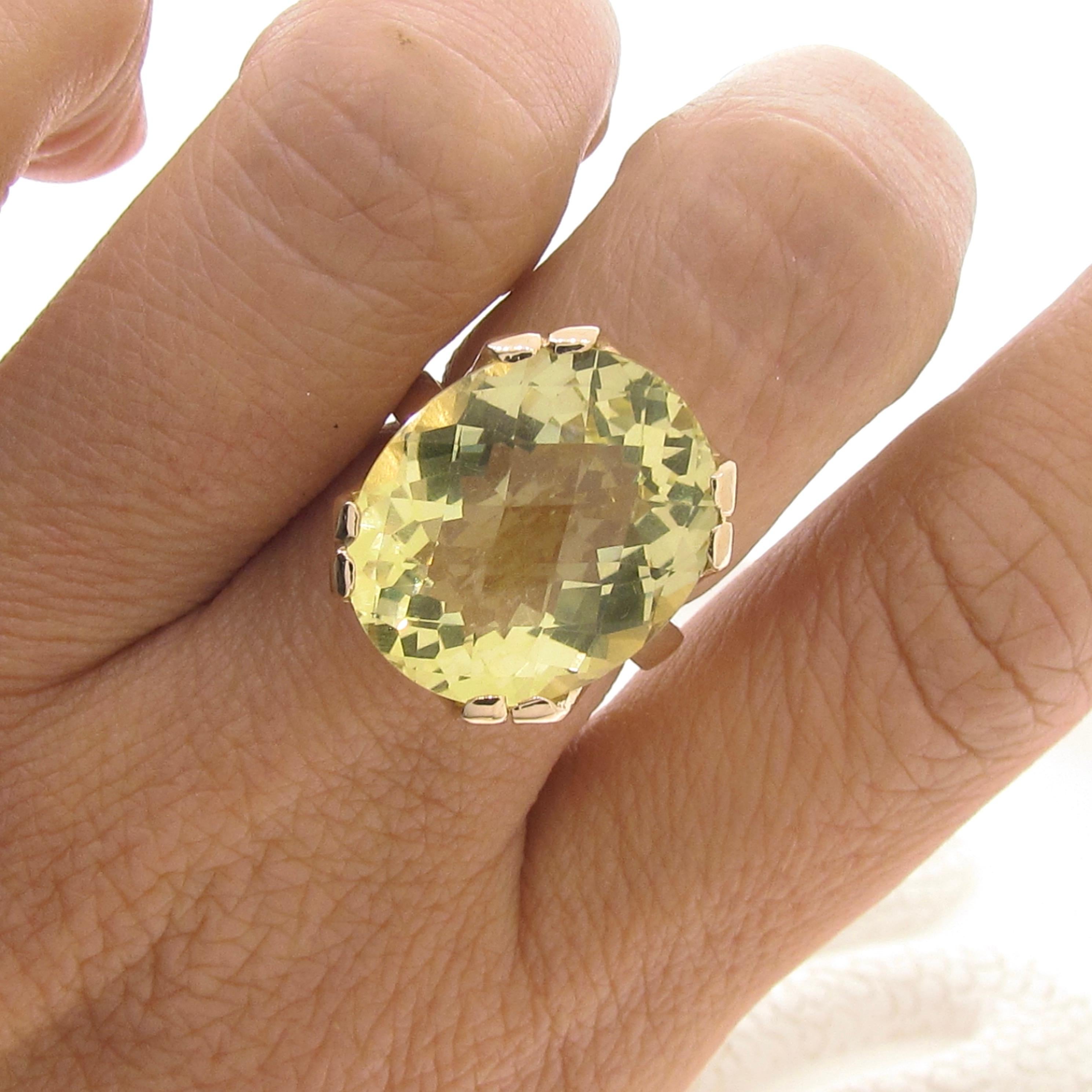 Taille ovale Bague couronne en or jaune 9 carats et quartz citron en vente
