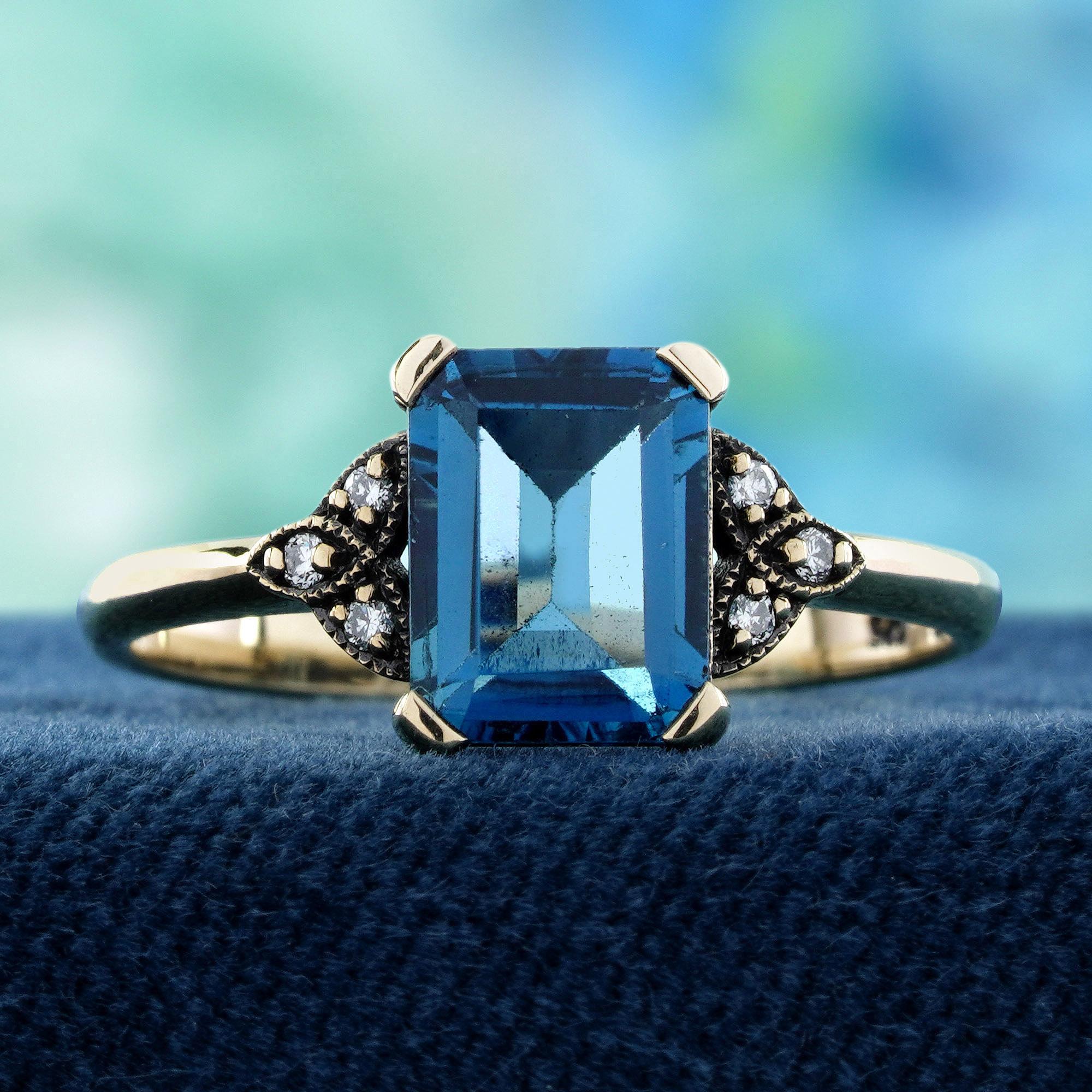 Fai una dichiarazione audace con questo anello in stile vintage con topazio blu di Londra e diamanti. Caratterizzato da un sorprendente Topazio Blu di Londra quadrato al centro, affiancato da diamanti scintillanti su ogni lato, offre un equilibrio e