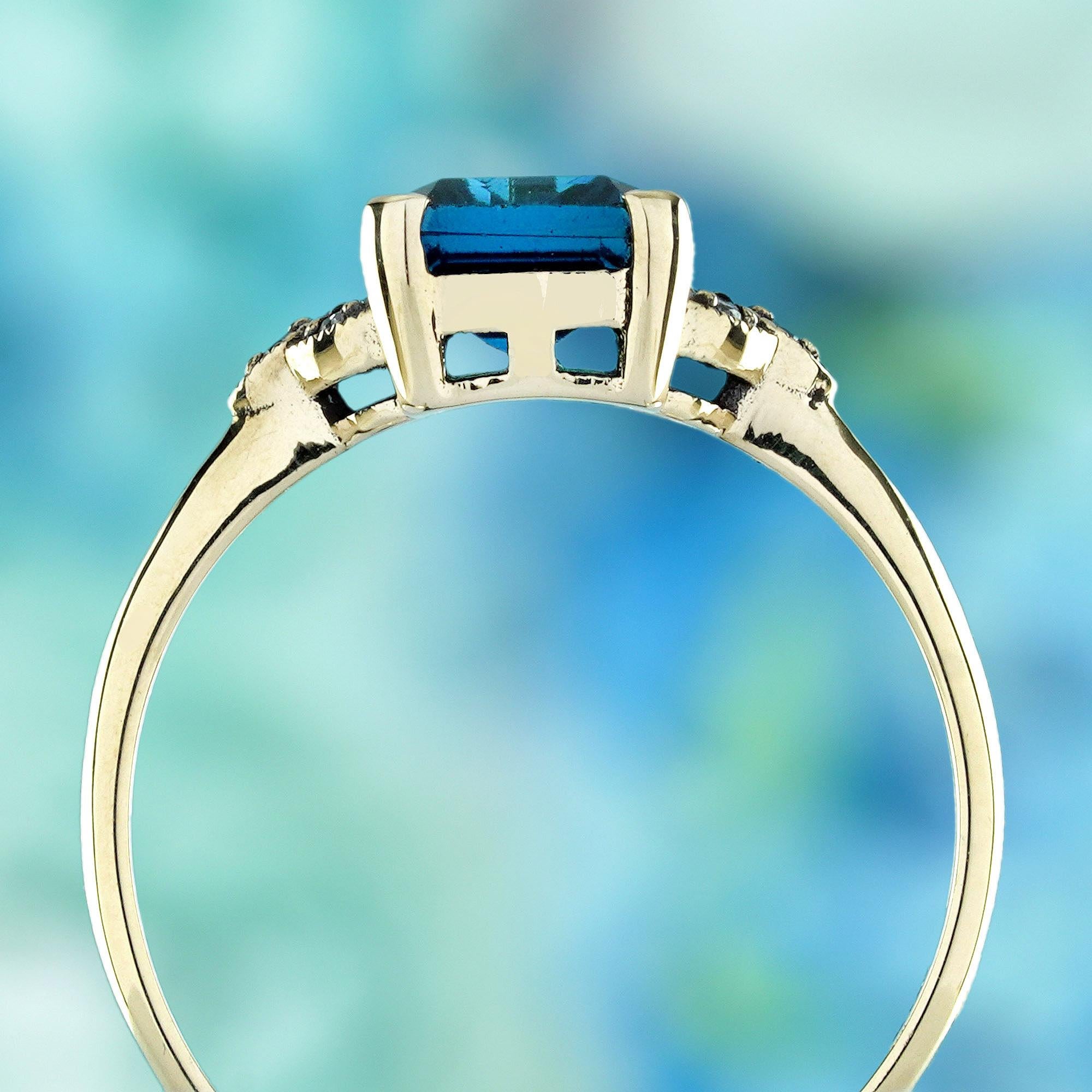 Anello in oro giallo 9K con topazio blu di Londra e diamanti in stile vintage In condizioni Nuovo in vendita a Bangkok, TH