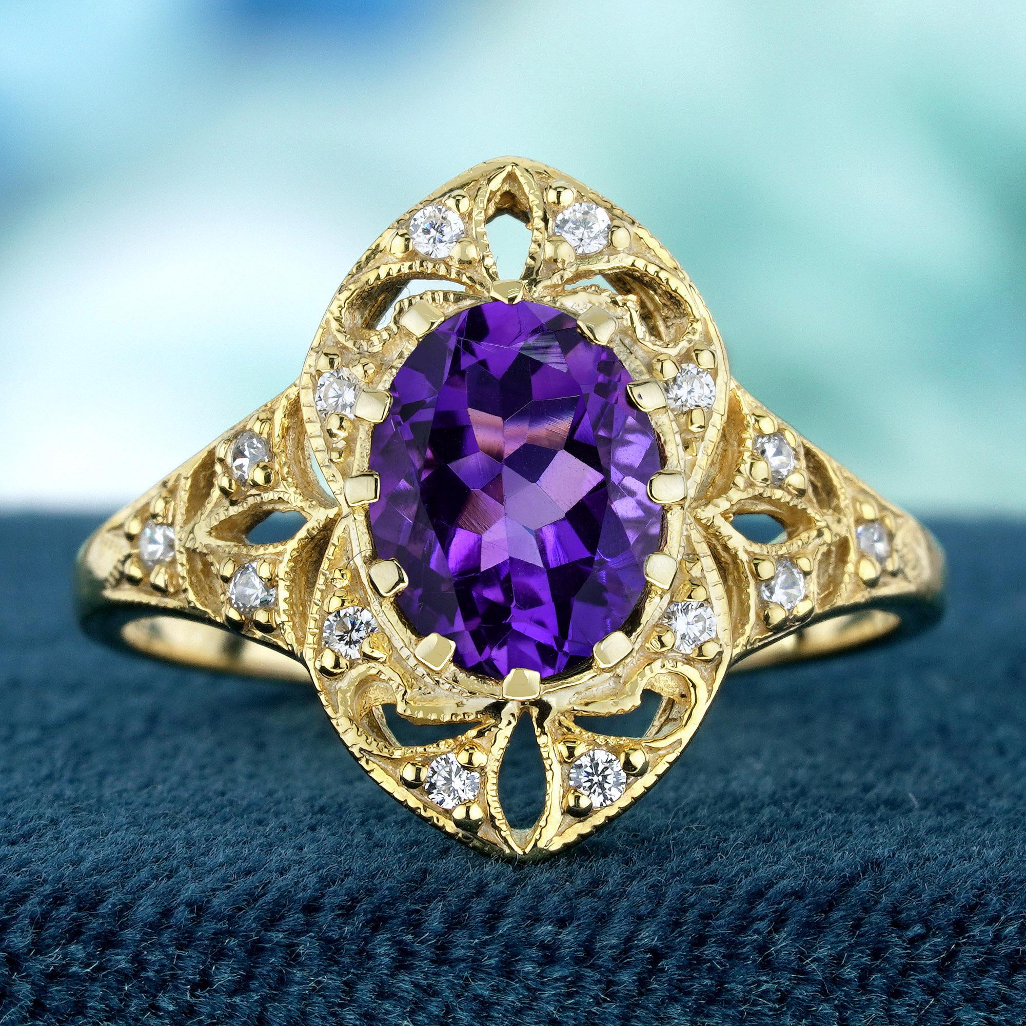 Dotée d'une riche améthyste de forme ovale en son centre, cette pièce étonnante attire l'attention par sa teinte violette profonde et sa présence royale. Autour de la pierre précieuse, des diamants étincelants ajoutent de l'éclat et une élégance